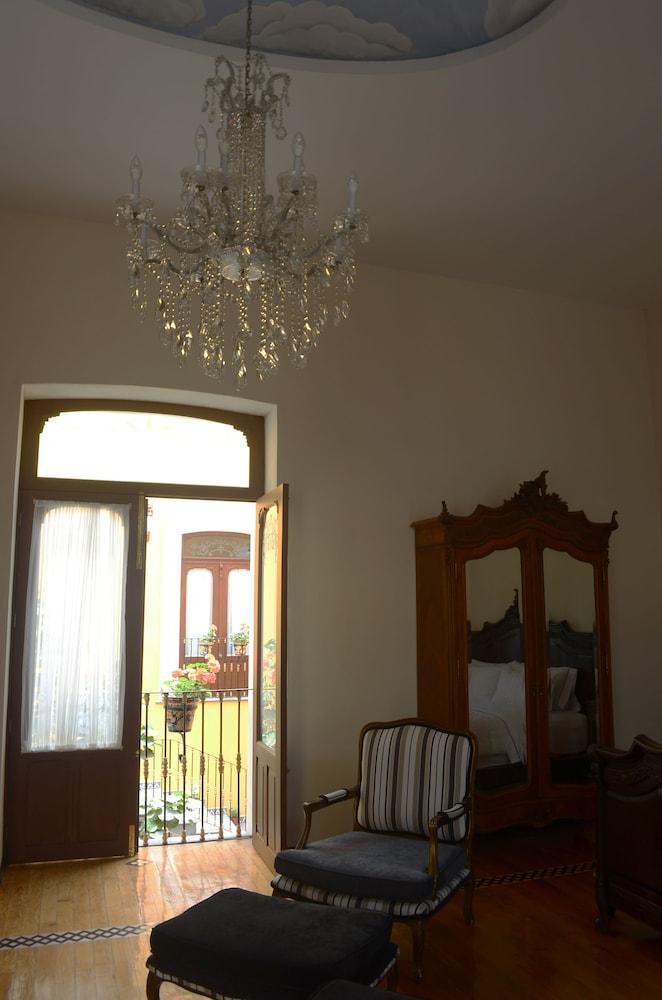 image-housing-carousel