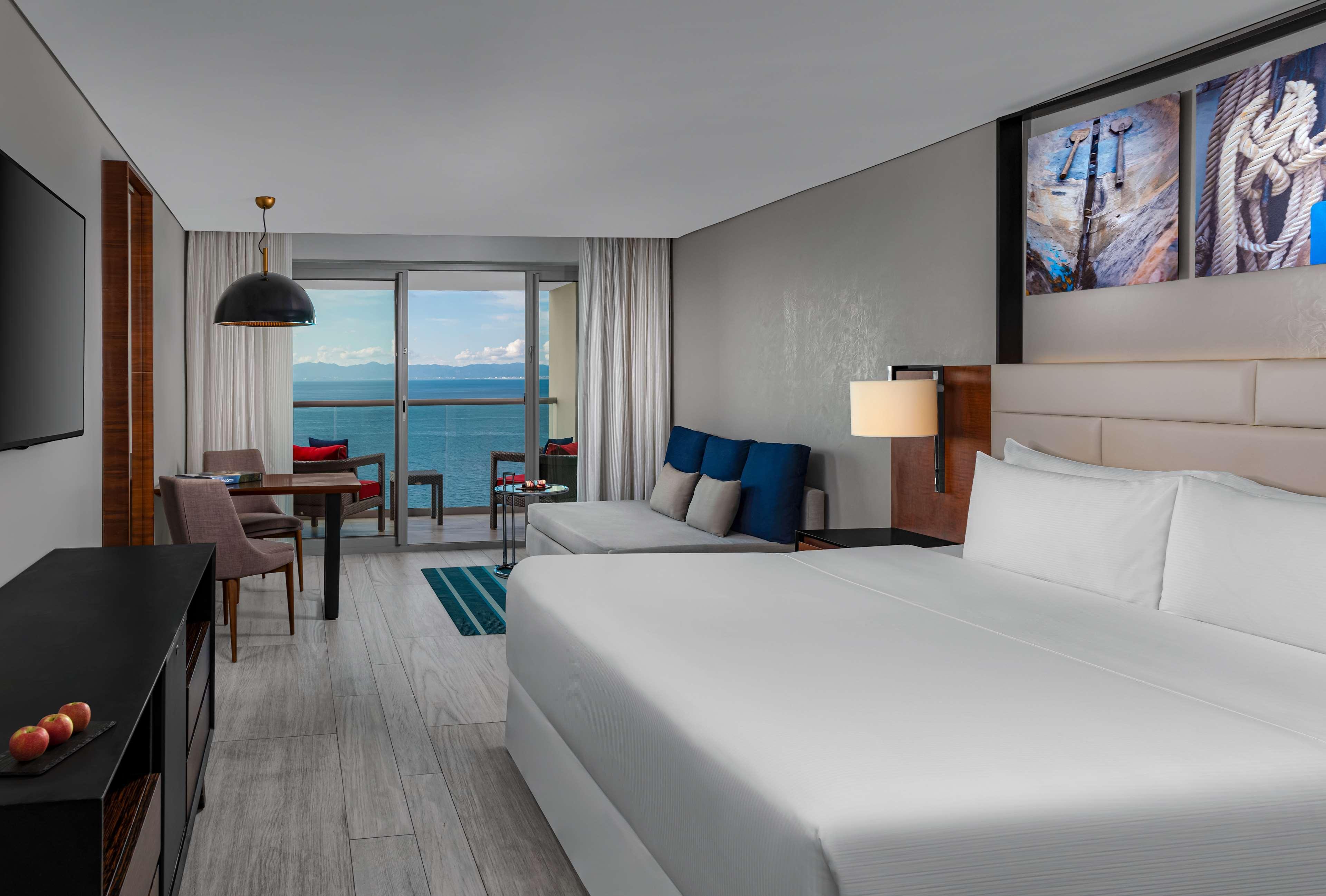 Superior Ocean Front Room - King Bed