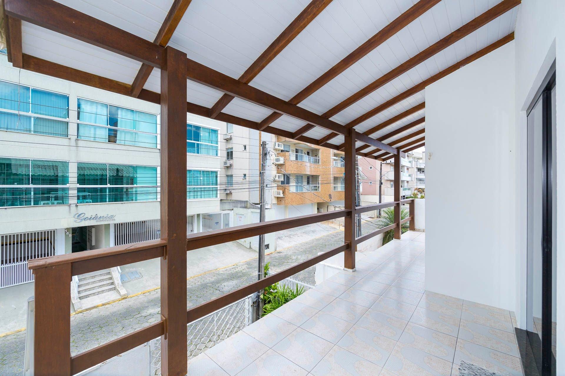 image-housing-carousel