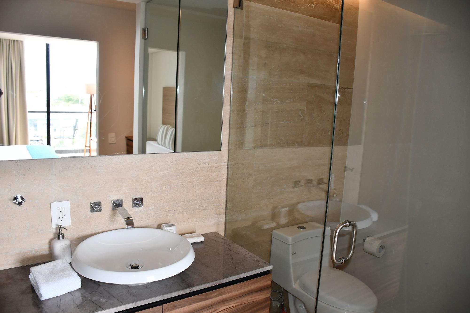 Departamento de lujo, 1 habitación, balcón, vista parcial al océano