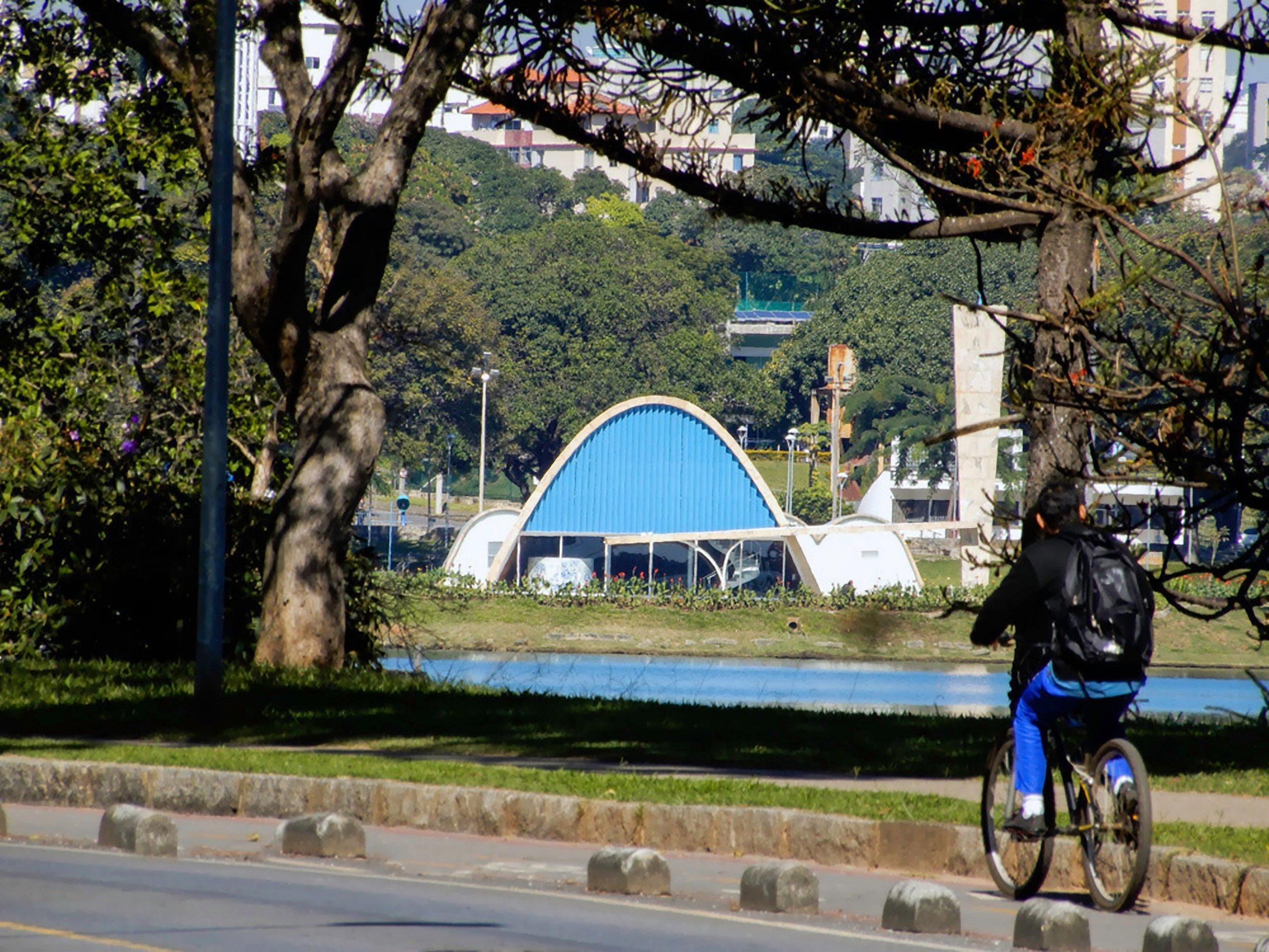 image-housing-carousel
