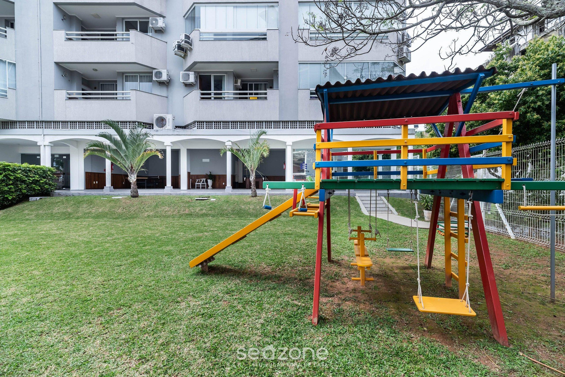 image-housing-carousel