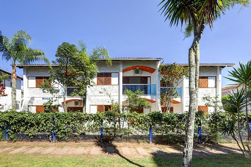 image-housing-carousel