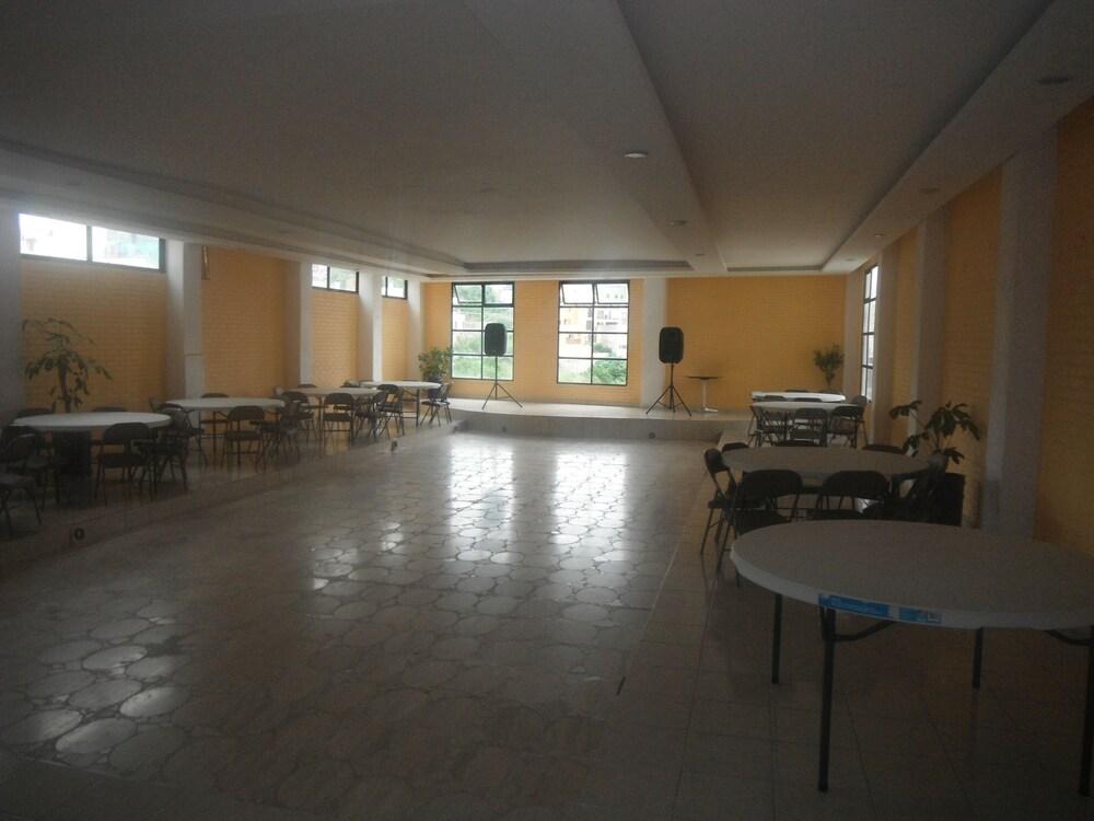 image-housing-carousel