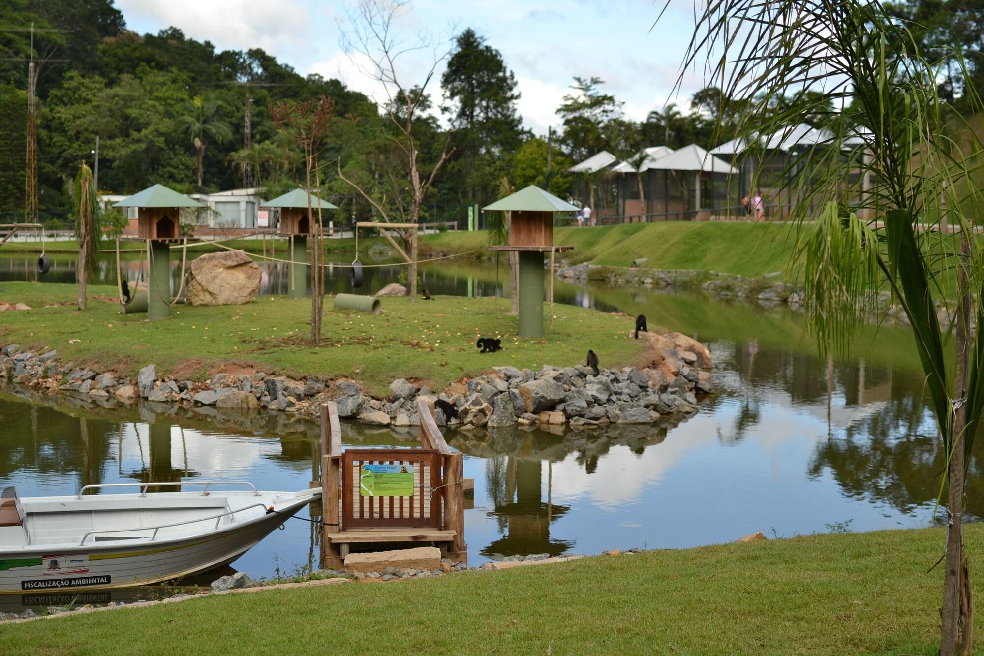 image-housing-carousel