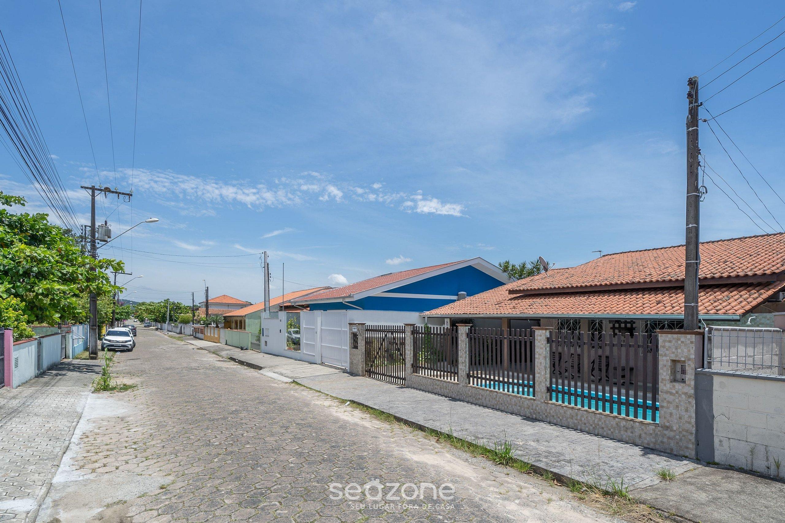 image-housing-carousel