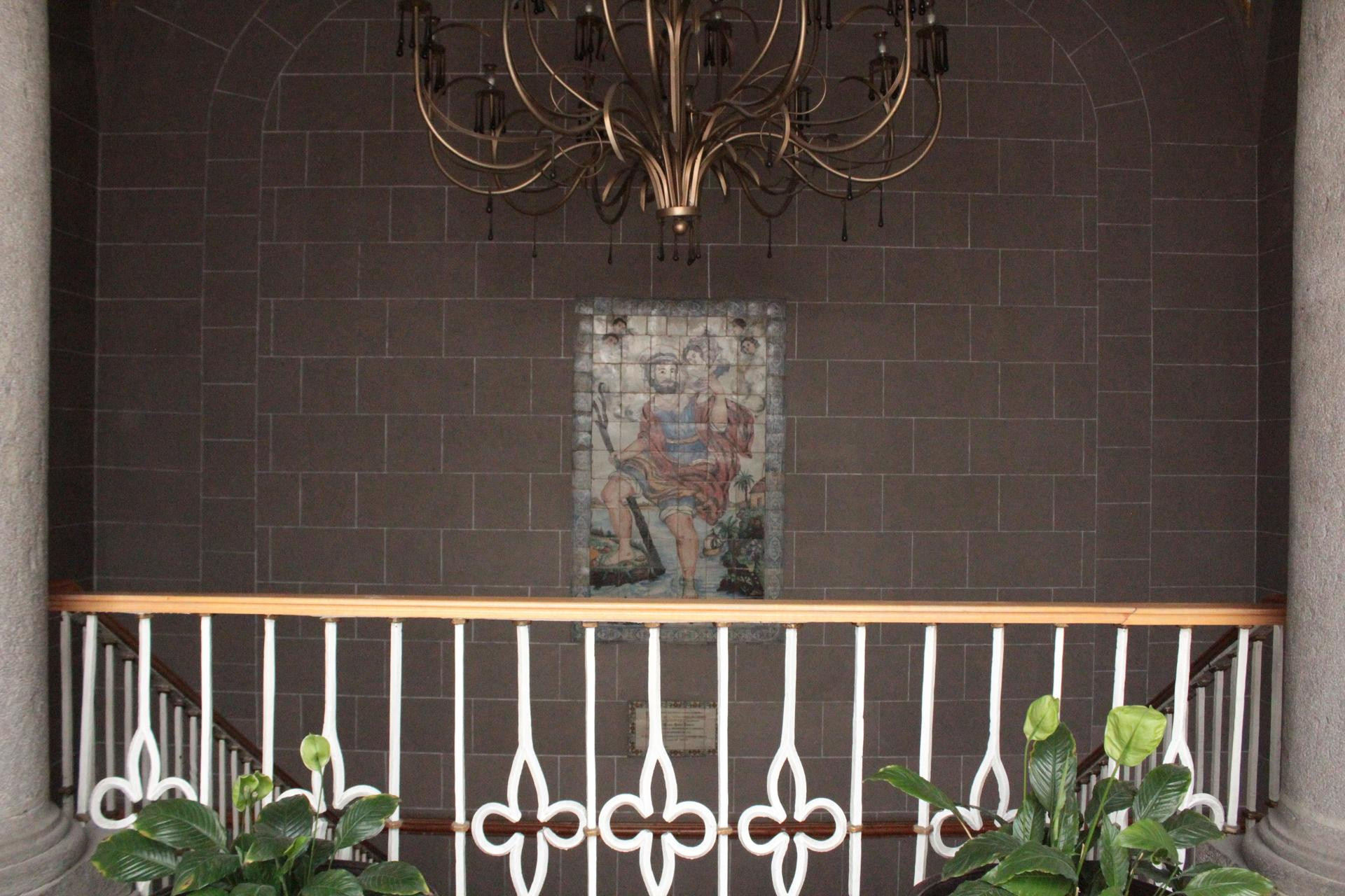 image-housing-carousel