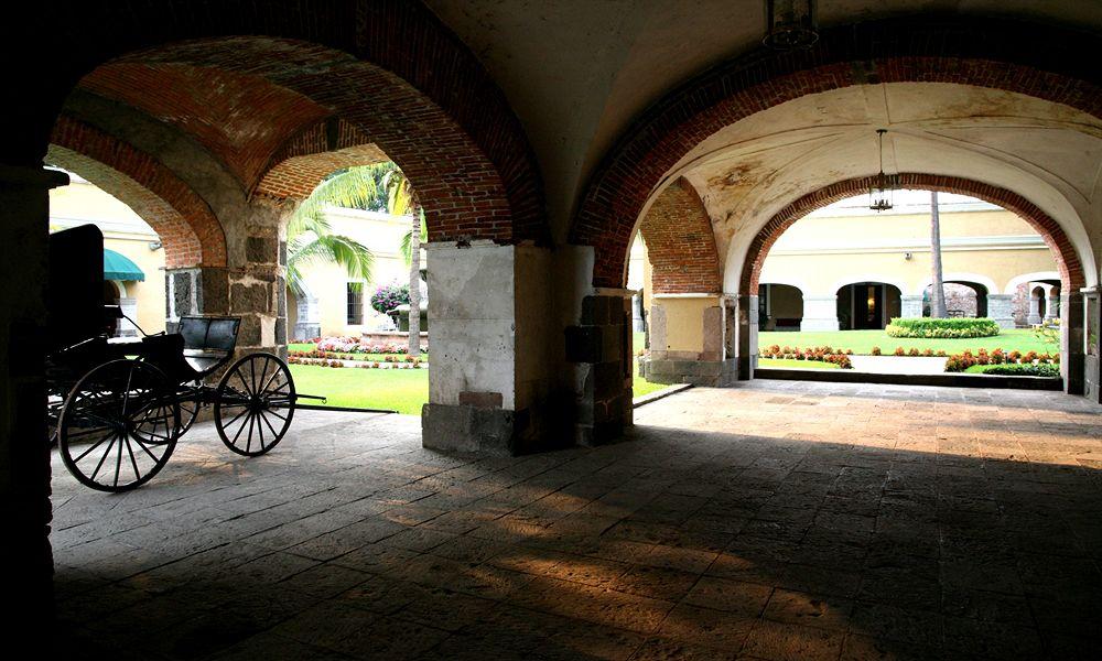 image-housing-carousel