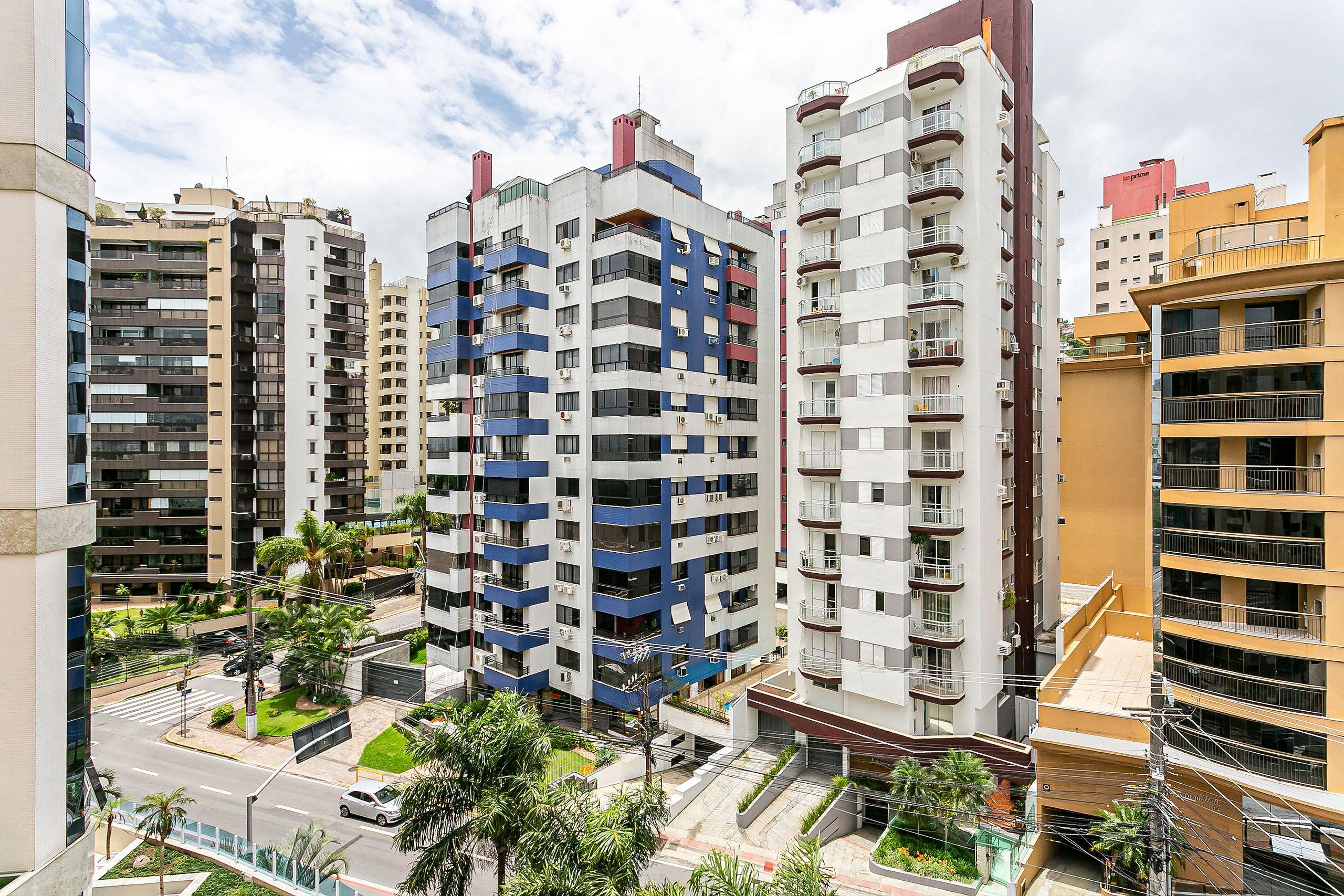 image-housing-carousel