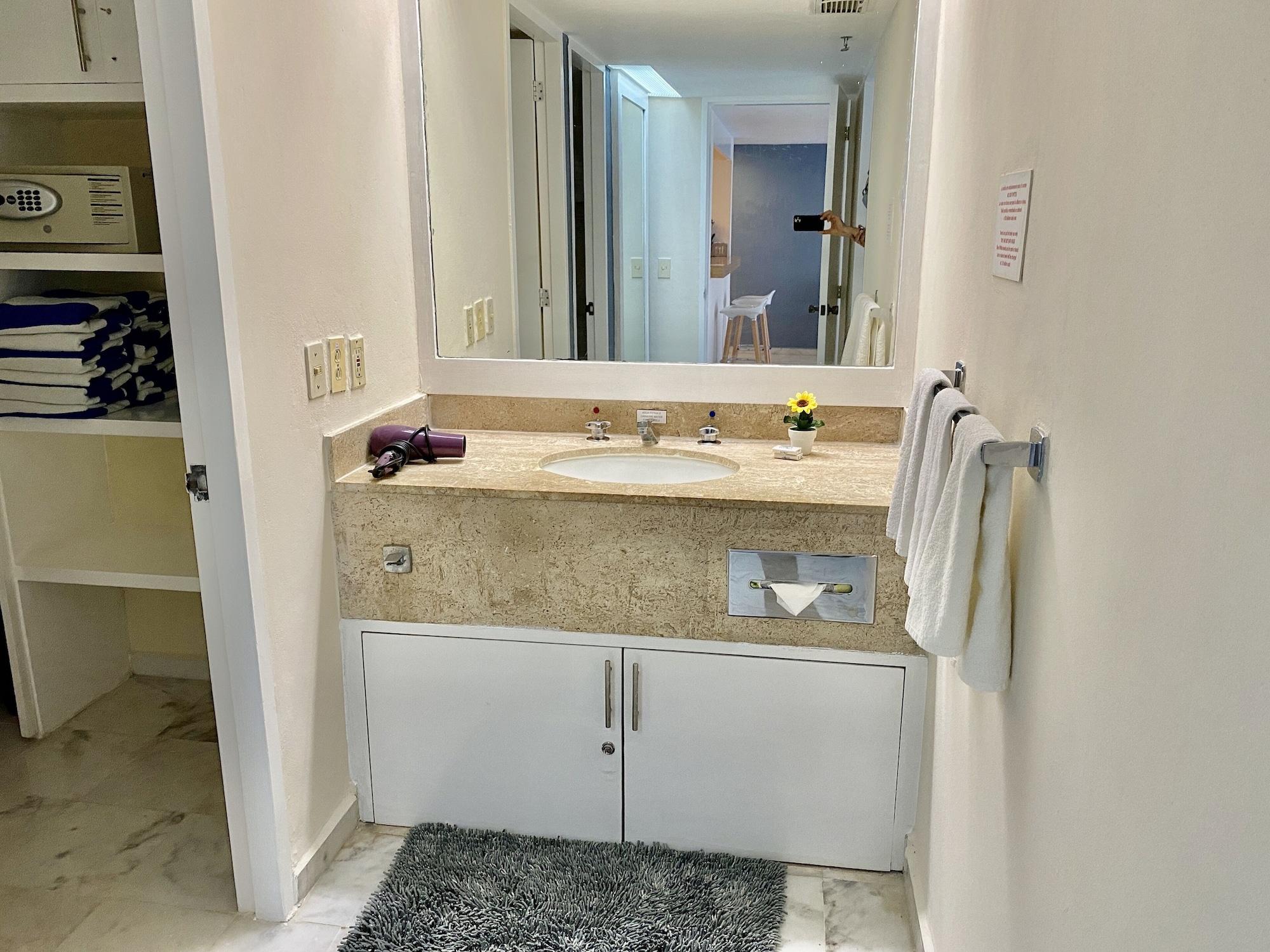 Superb Apartment, 2 Bedrooms, Kitchenette, Partial Ocean View
