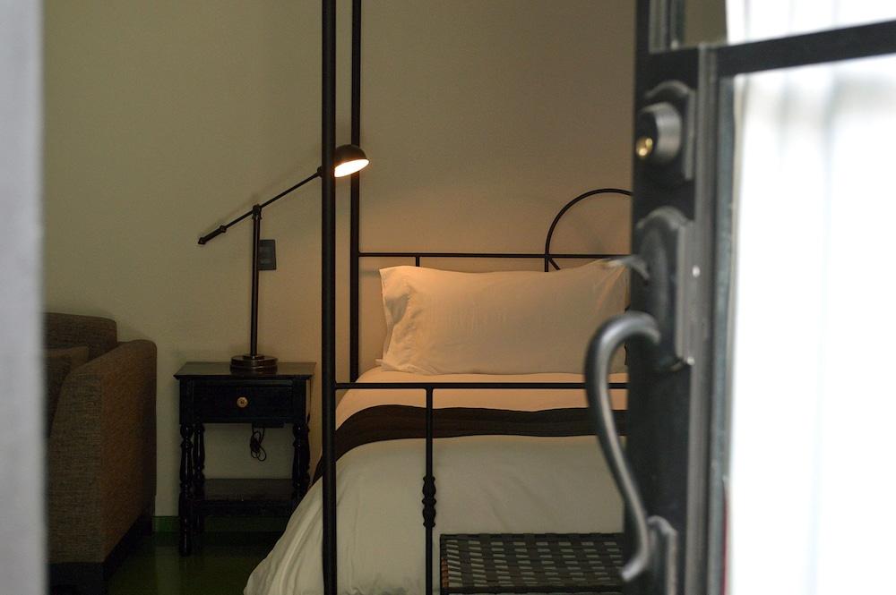 image-housing-carousel