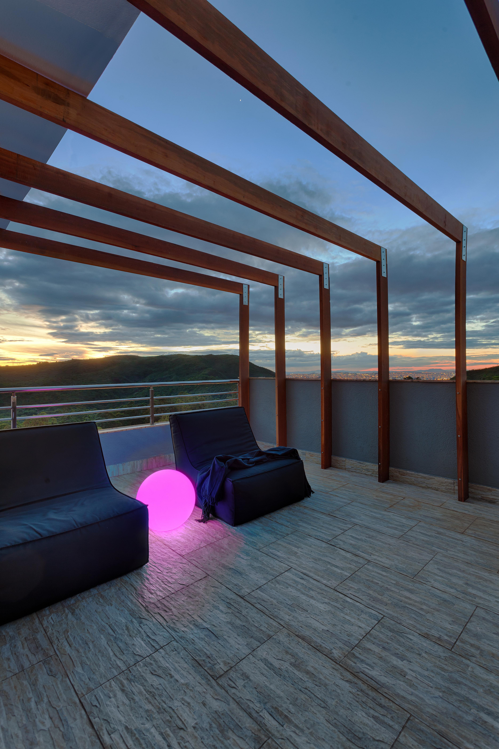 image-housing-carousel