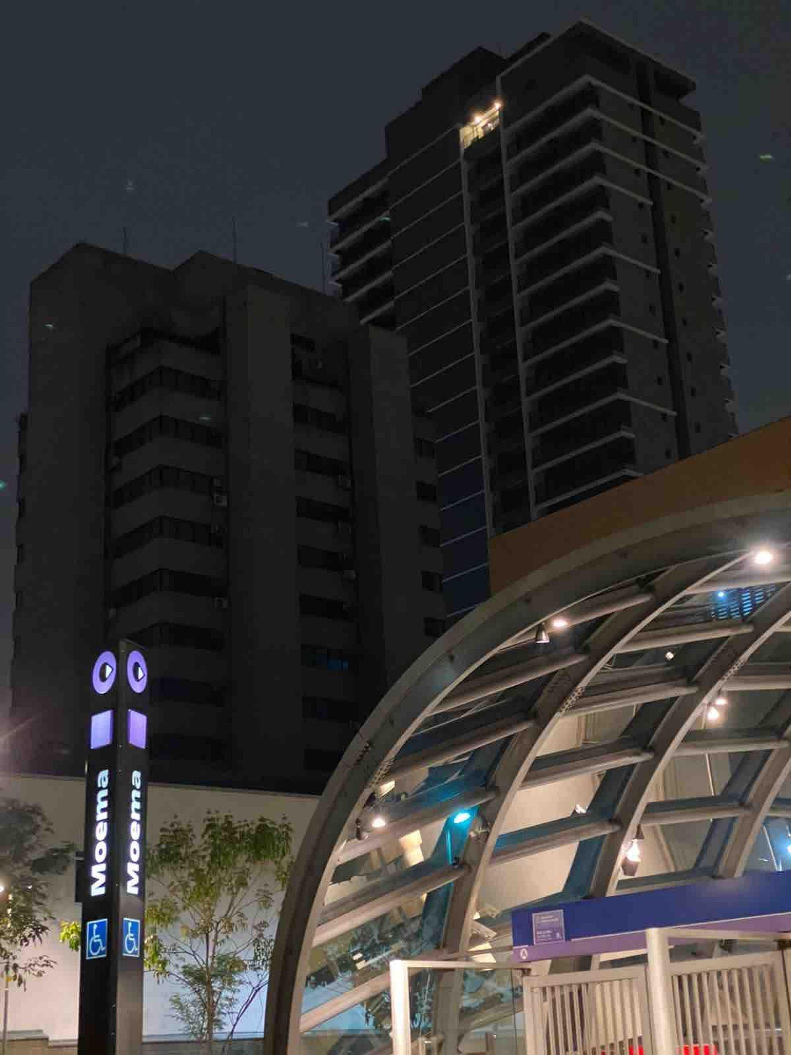 image-housing-carousel