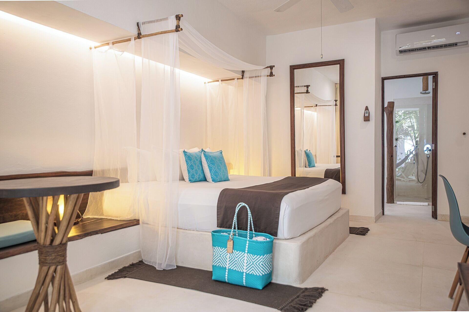 Beachfront room (King)