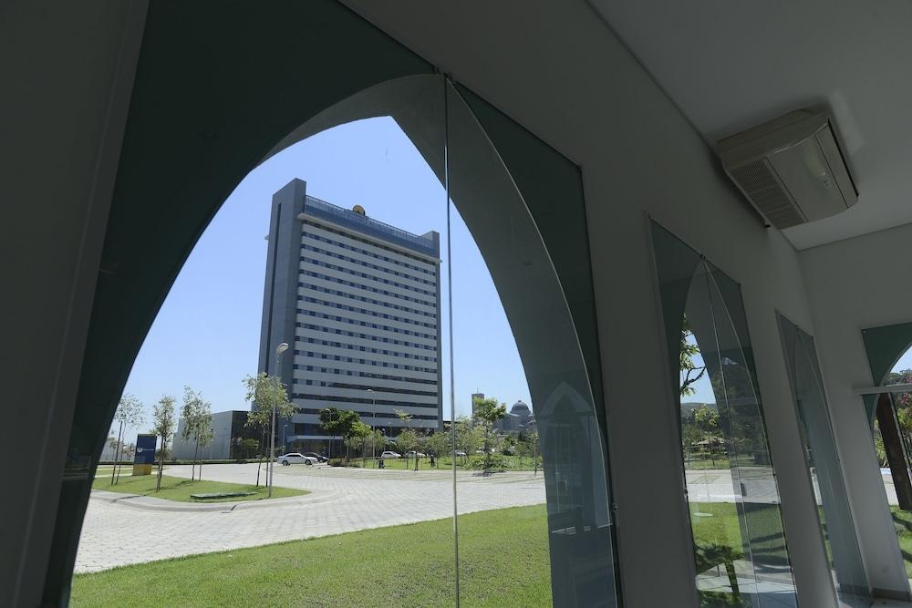 image-housing-carousel