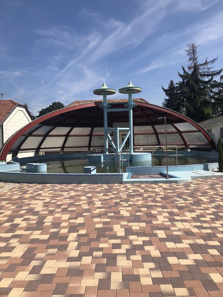 image-housing-carousel
