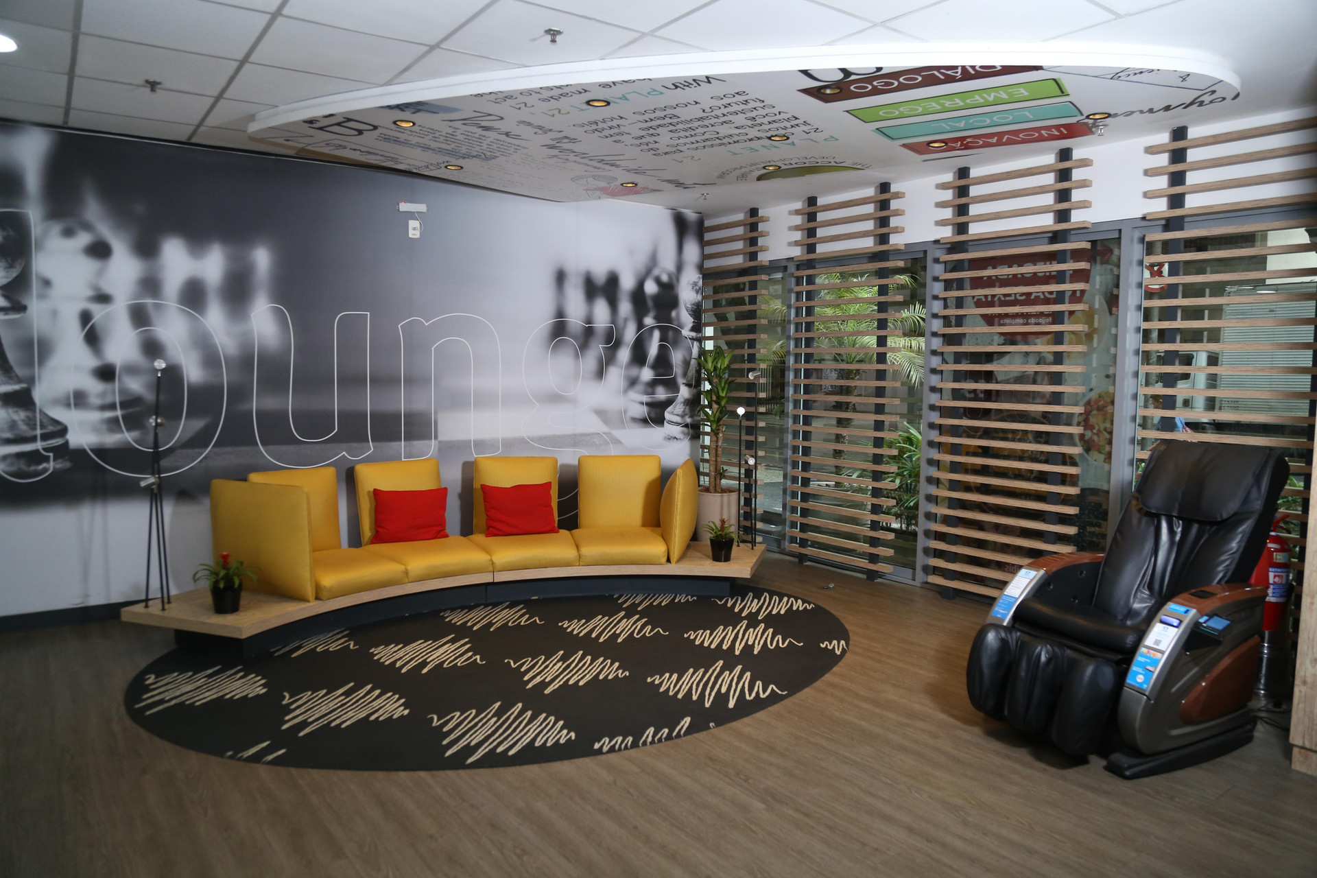 image-housing-carousel