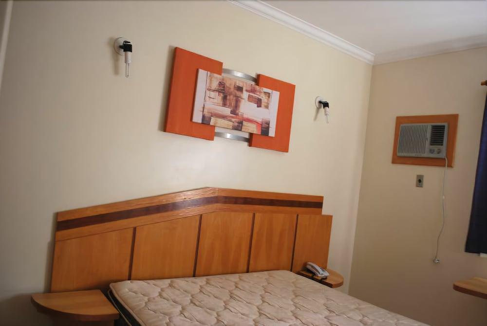 image-housing-carousel