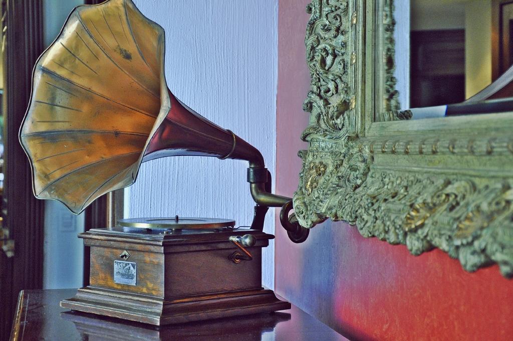 image-housing-carousel