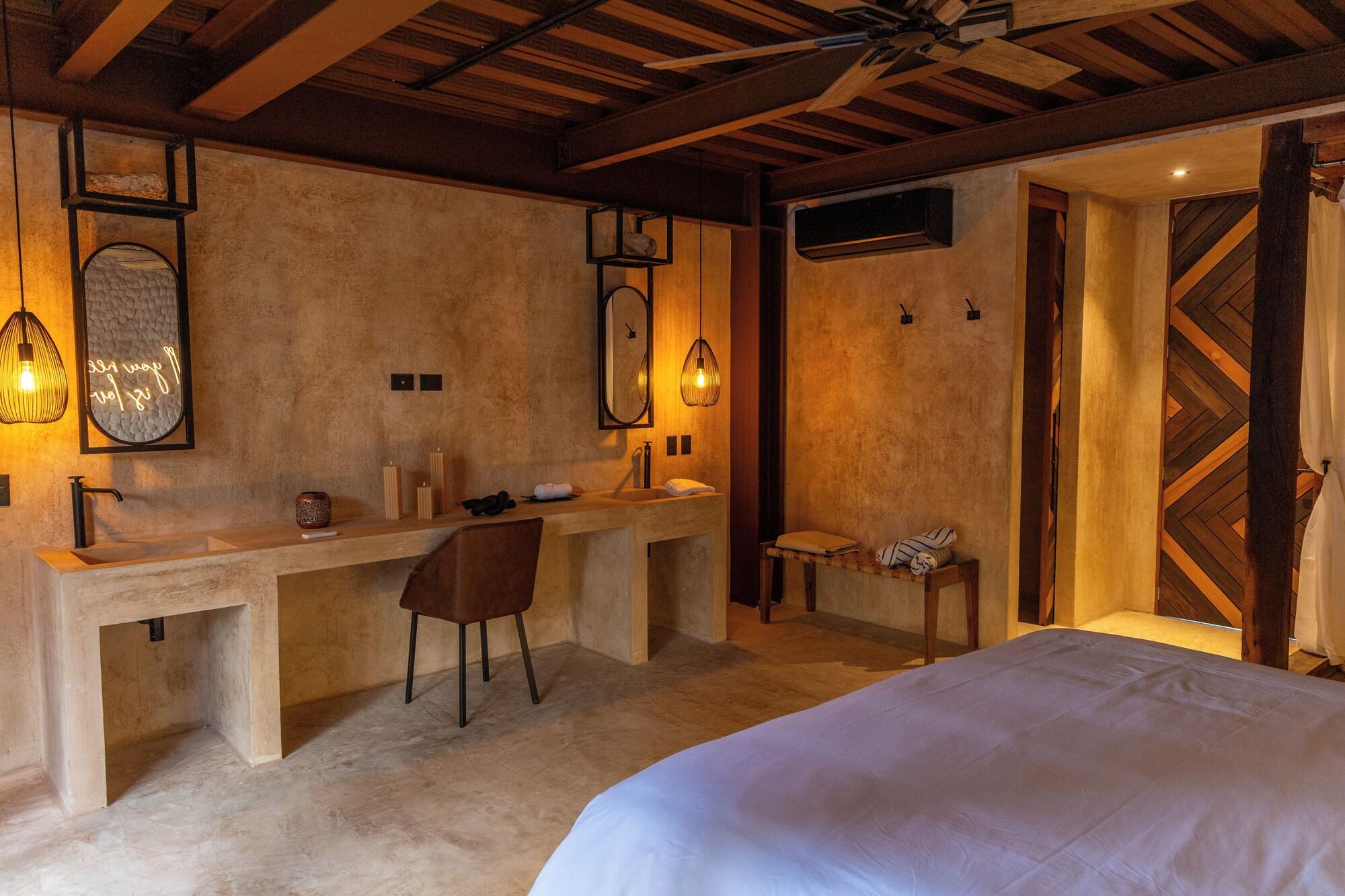Habitación de lujo, bañera, vista a la piscina