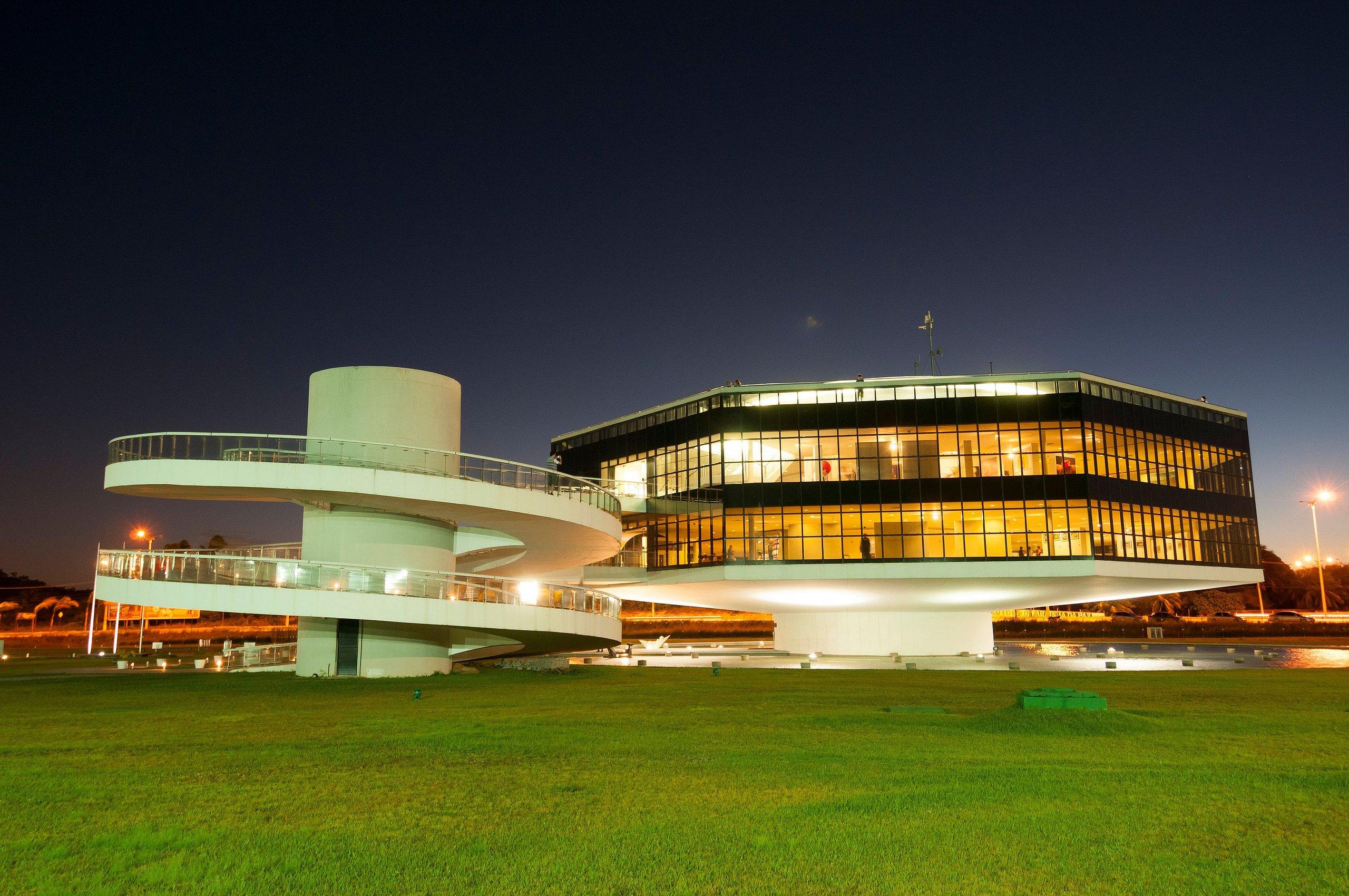 image-housing-carousel