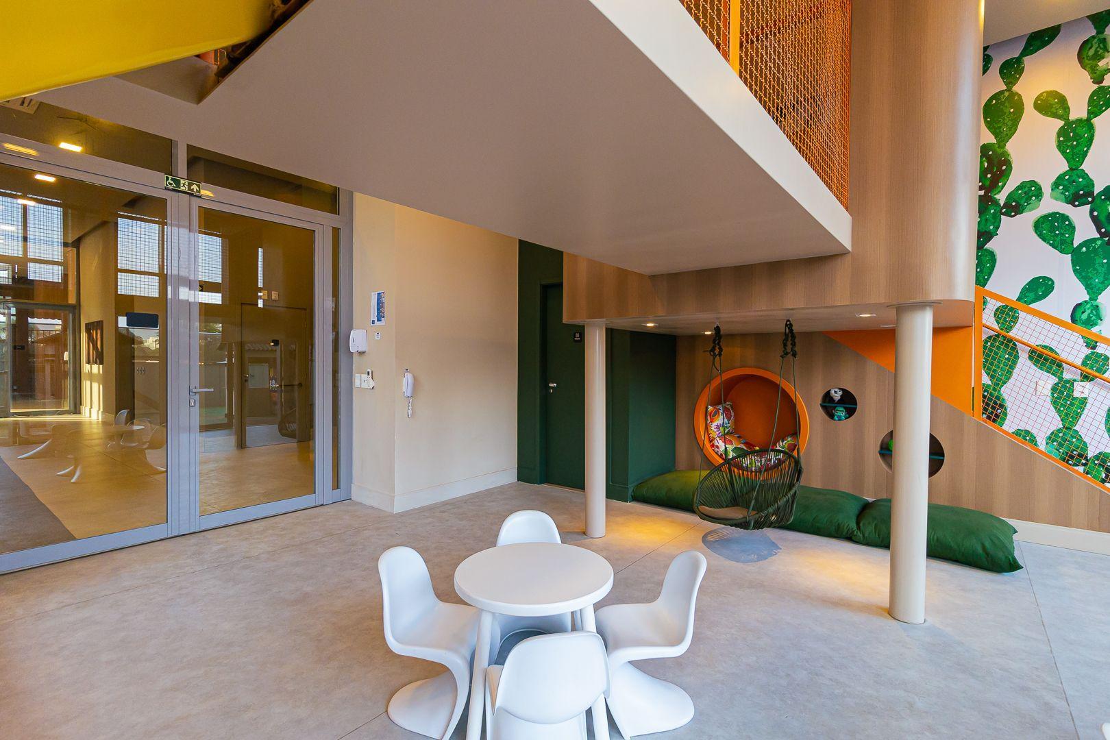 image-housing-carousel