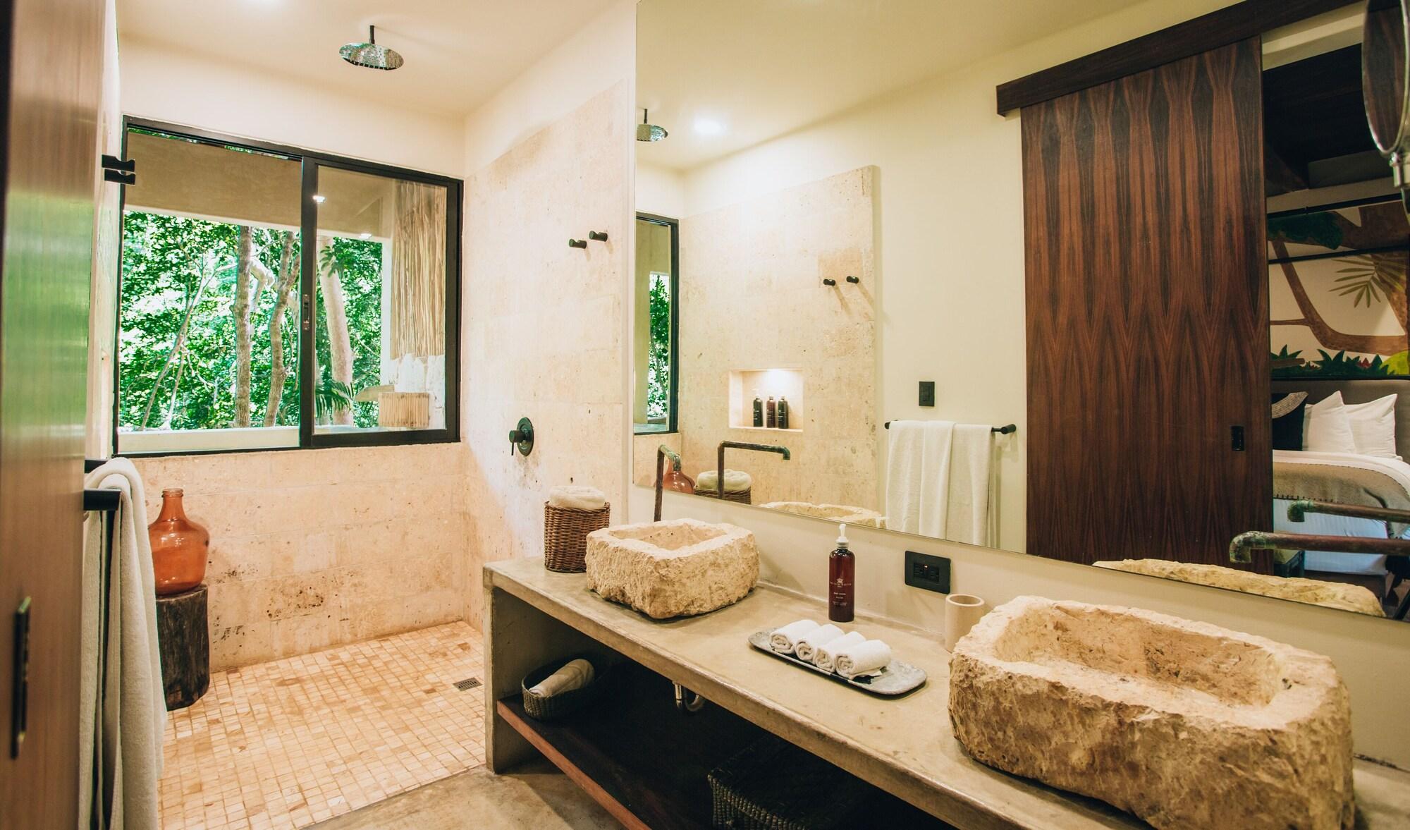Jungle Suite w/private bathtub
