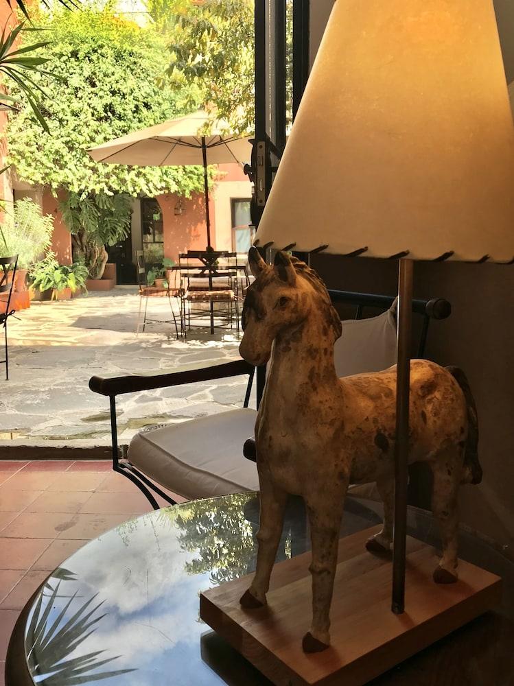 image-housing-carousel