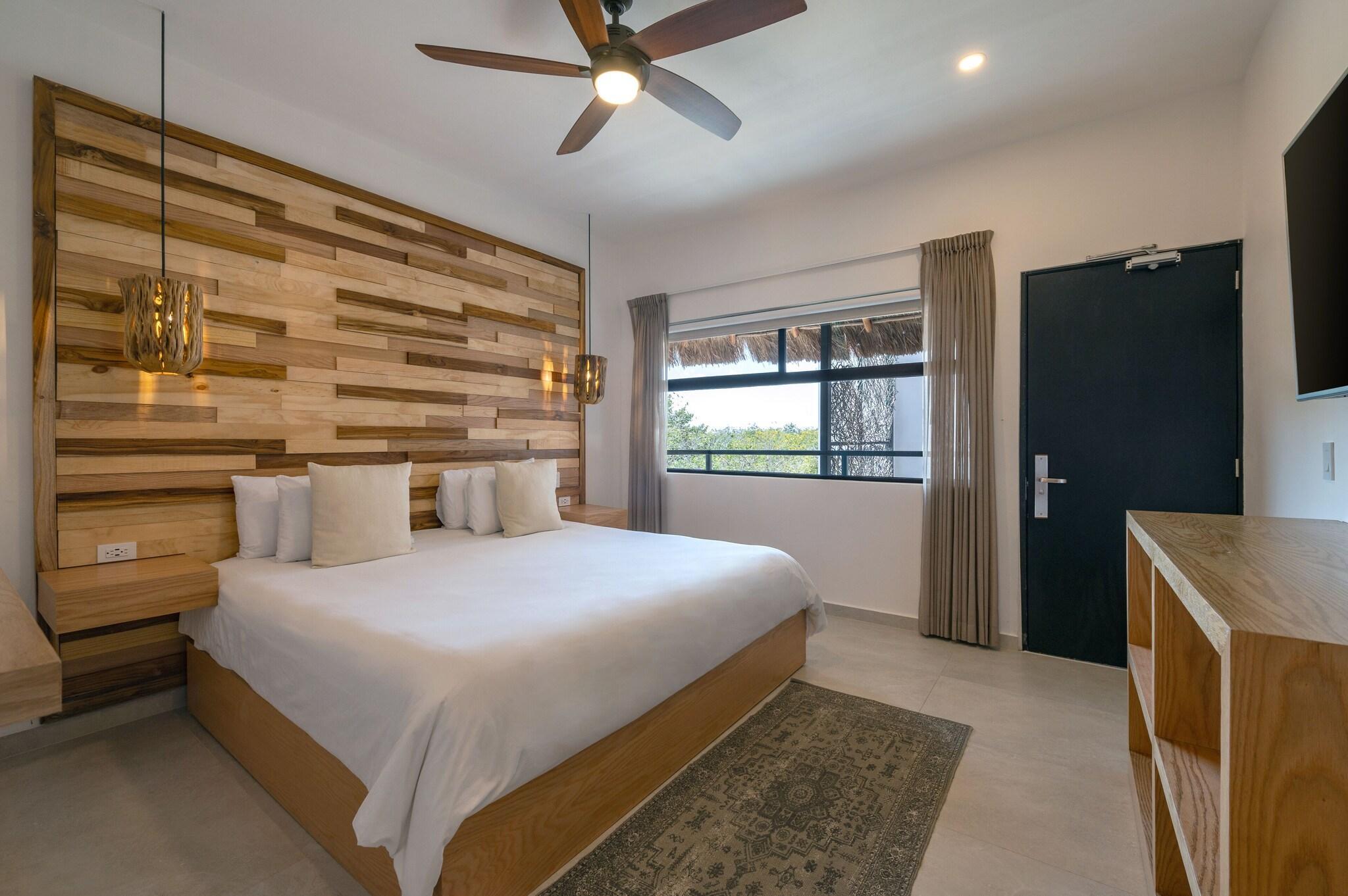 Superior Room 1 King Bed