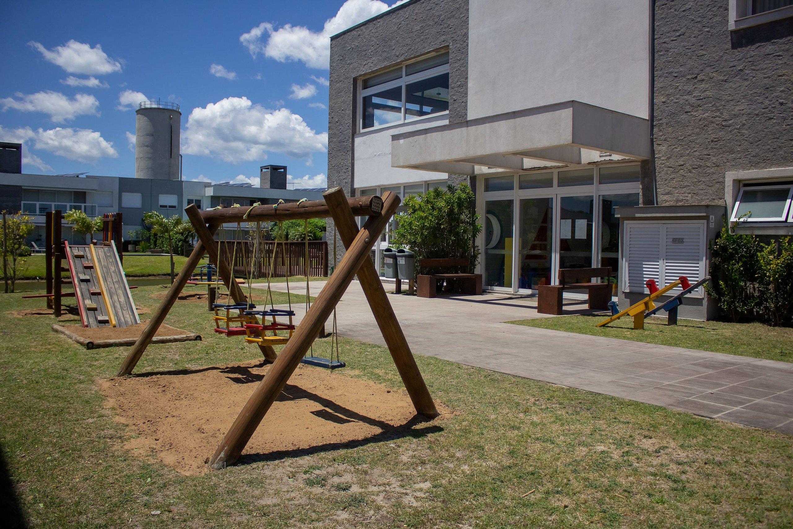 image-housing-carousel