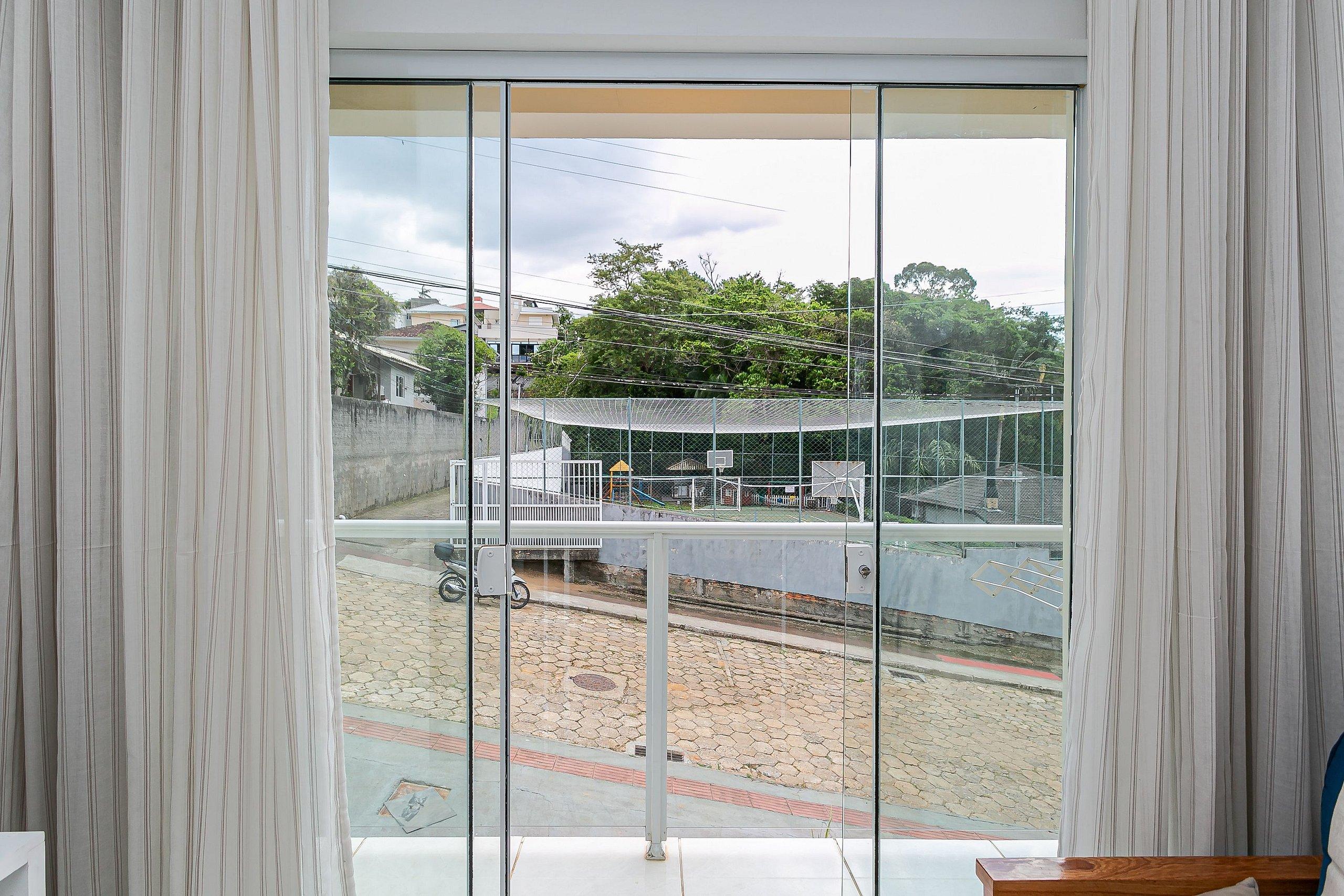 image-housing-carousel