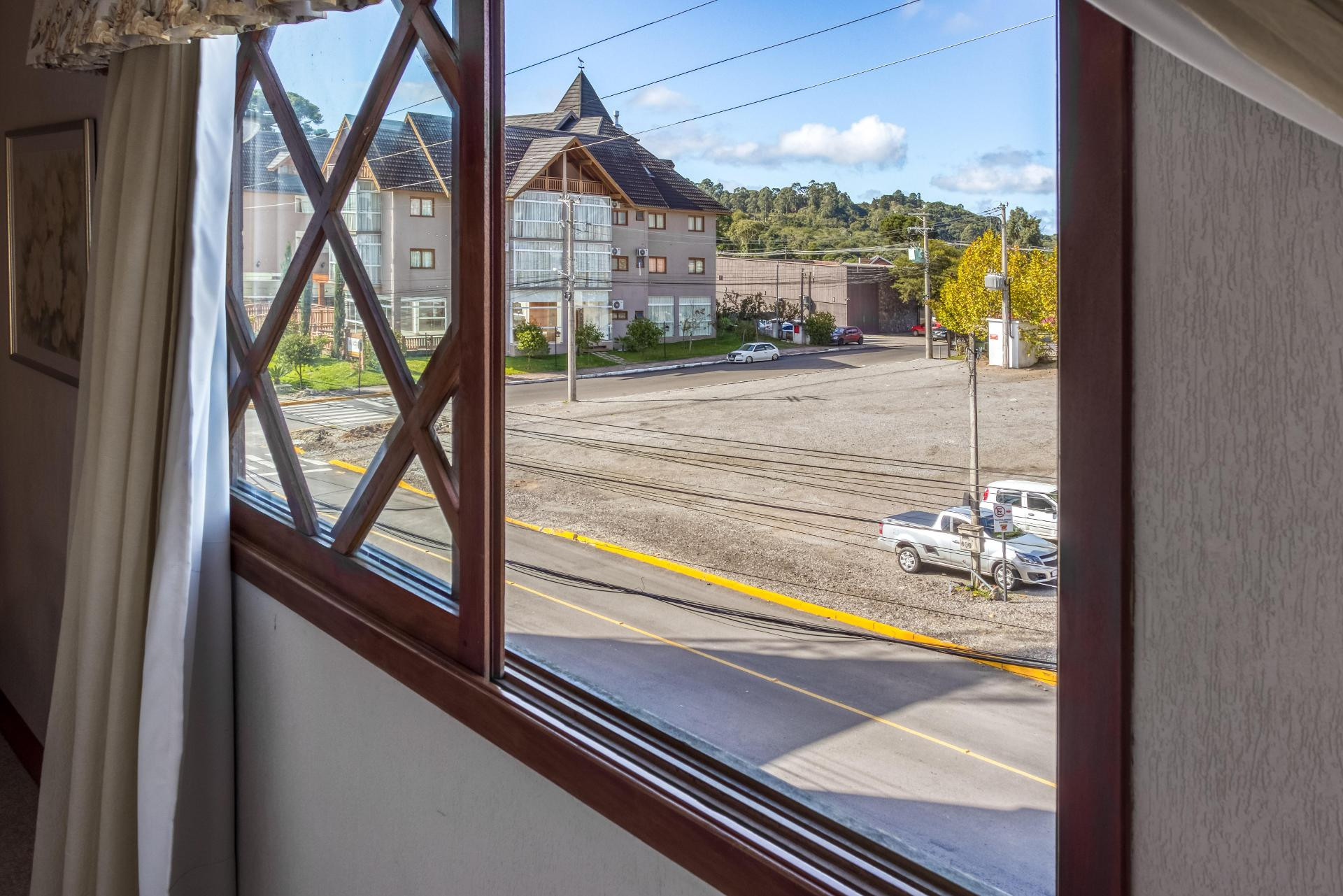 image-housing-carousel