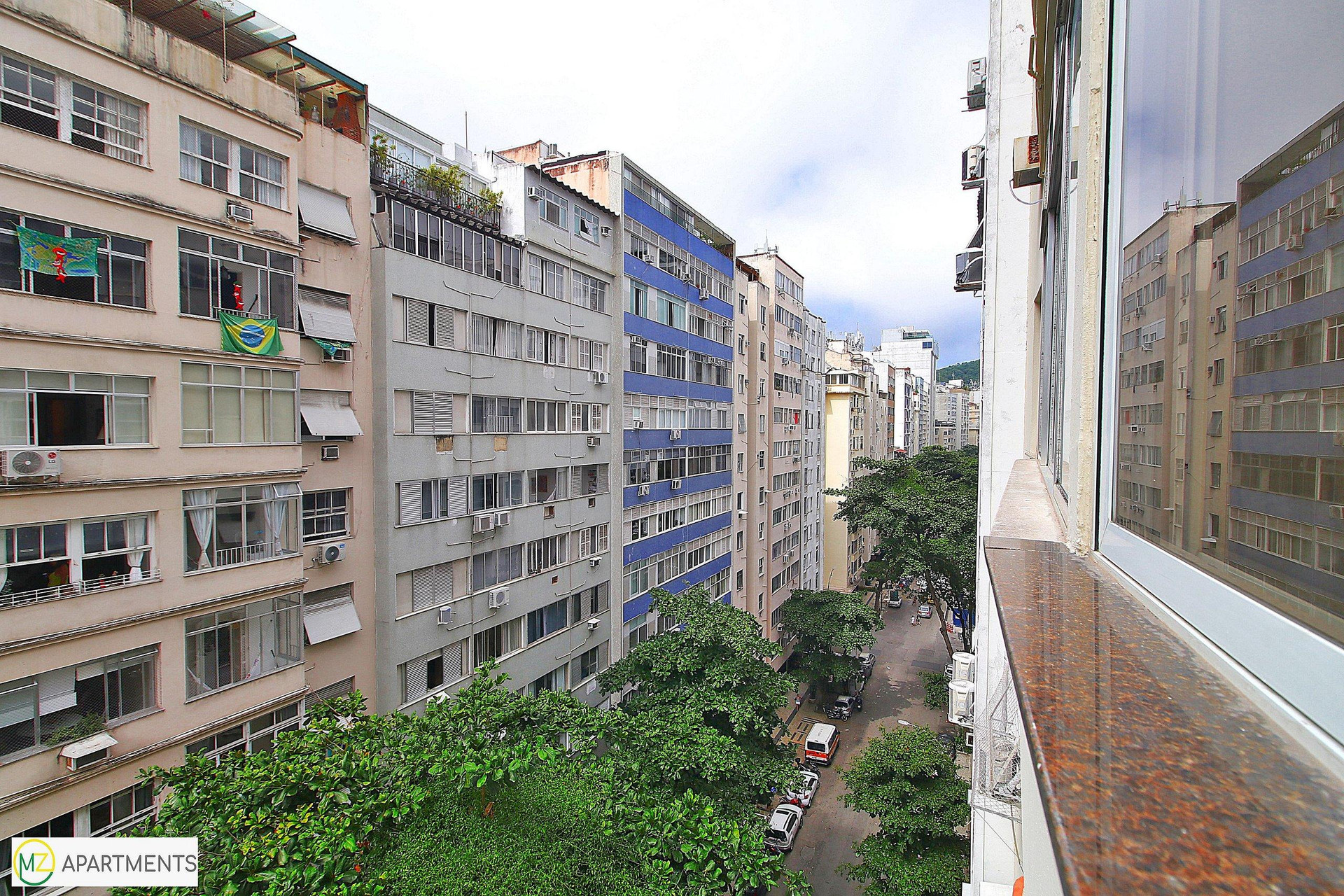 image-housing-carousel