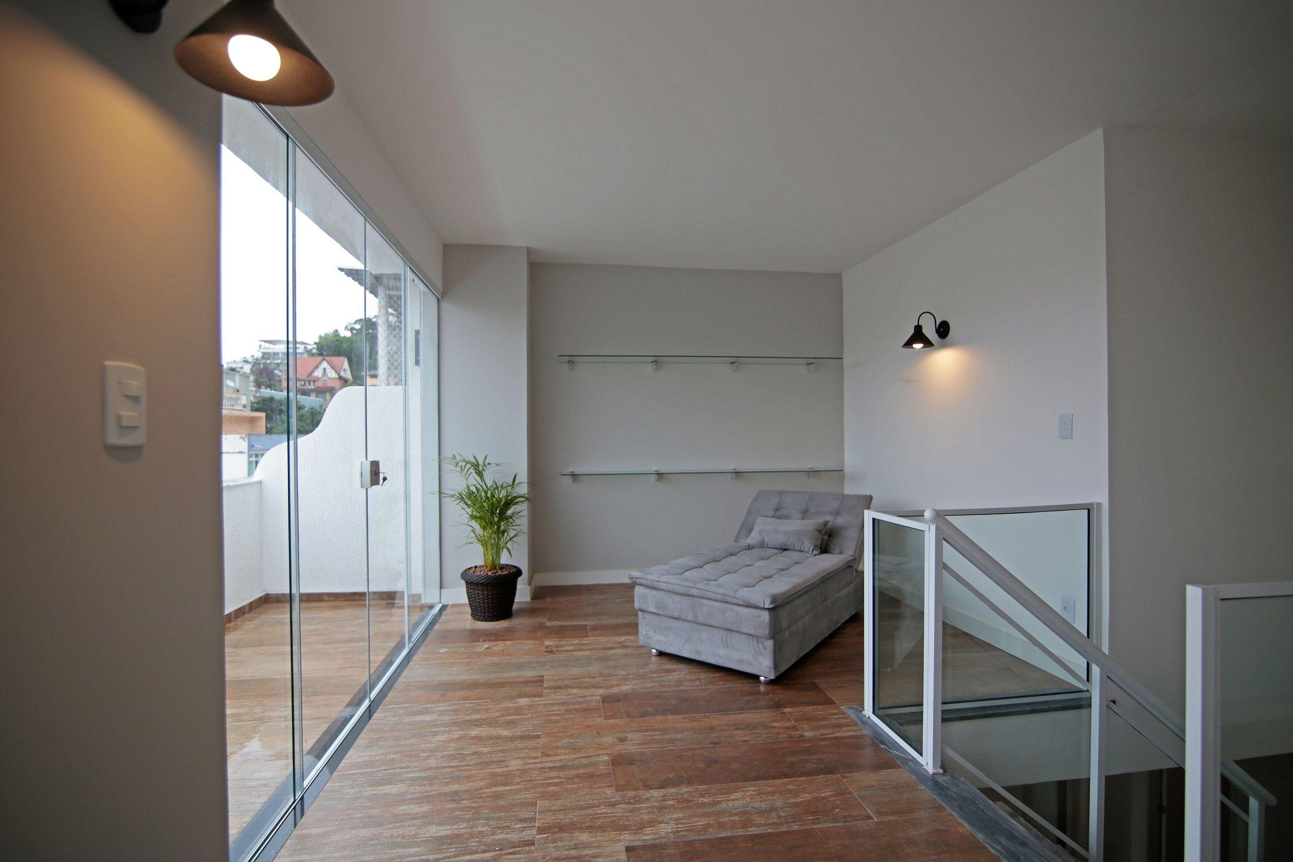 image-housing-carousel
