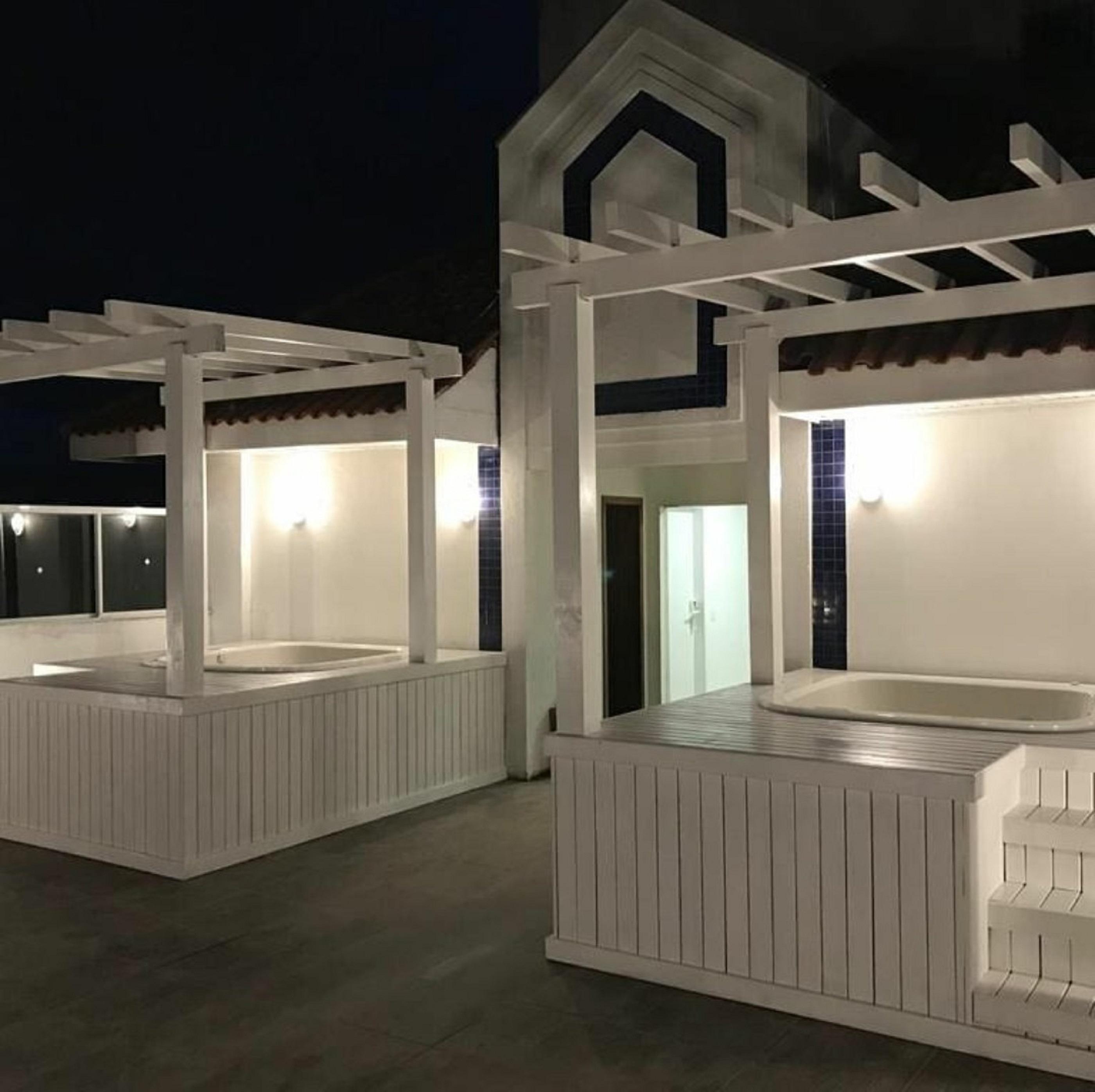 image-housing-carousel