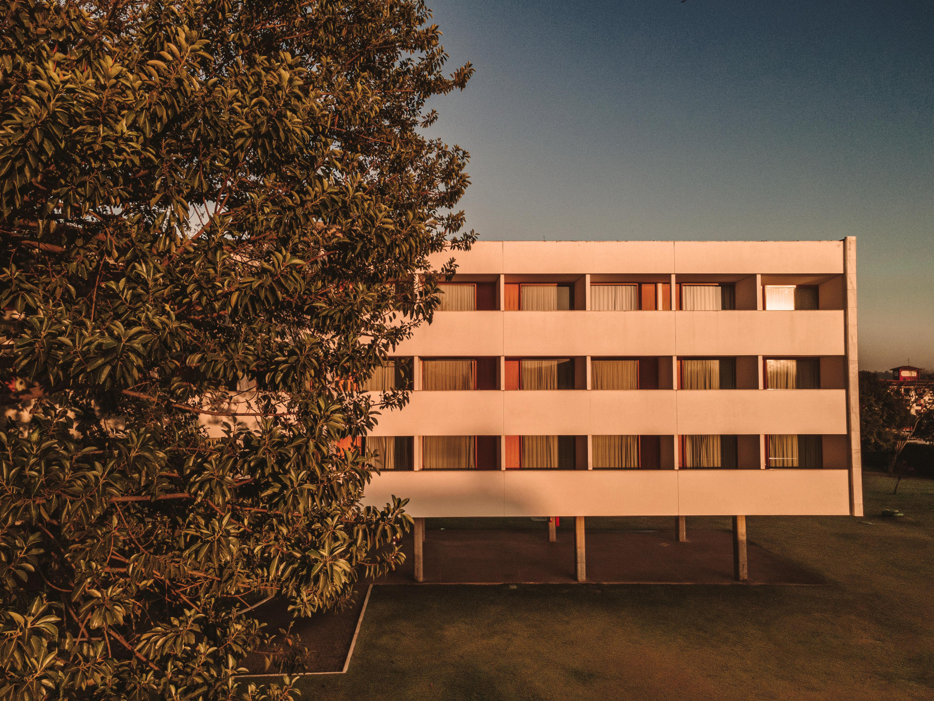 image-housing-carousel