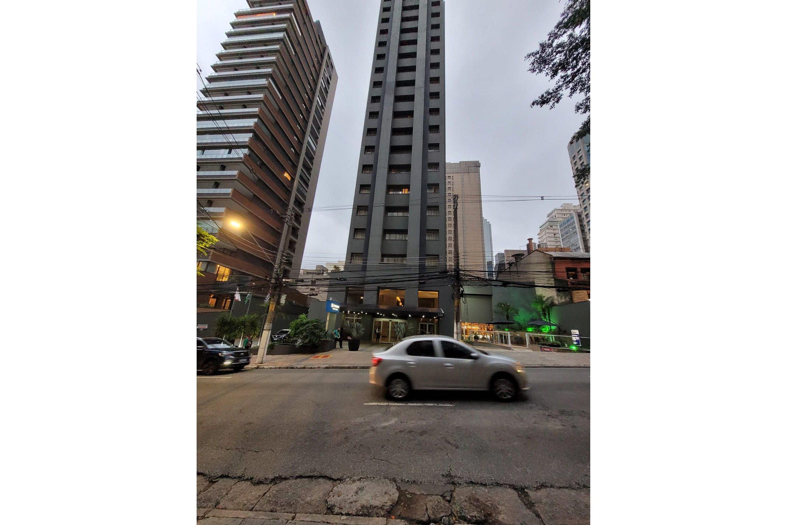image-housing-carousel