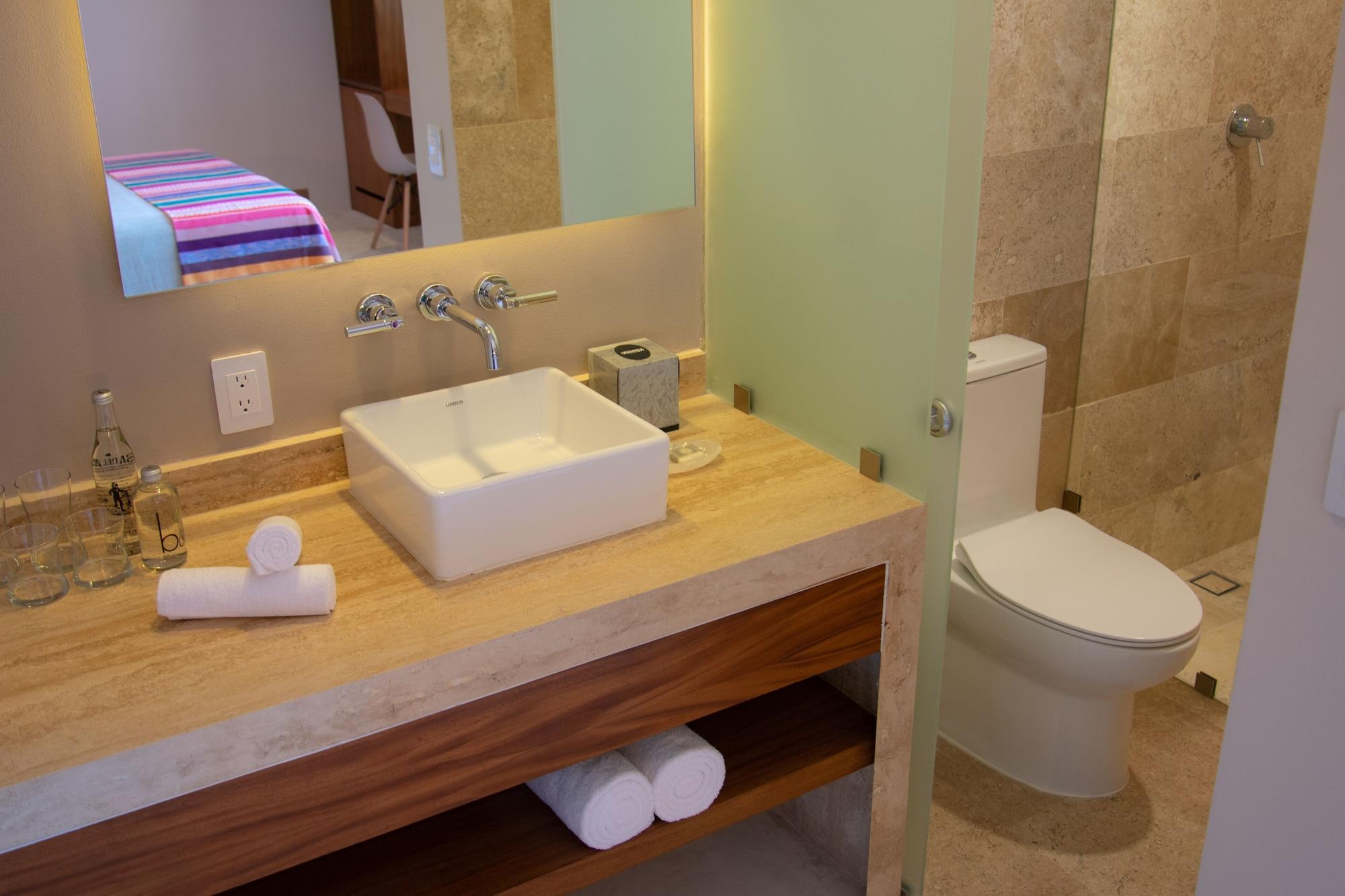 Habitación básica, 2 camas dobles, balcón
