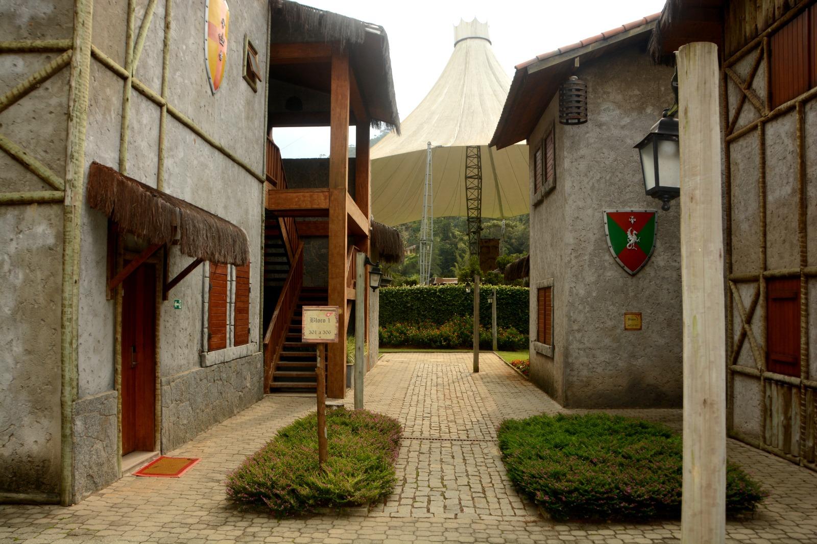 image-housing-carousel