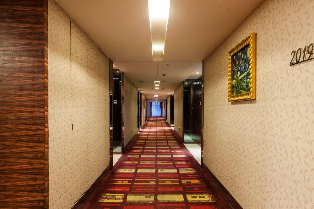 image-housing-carousel