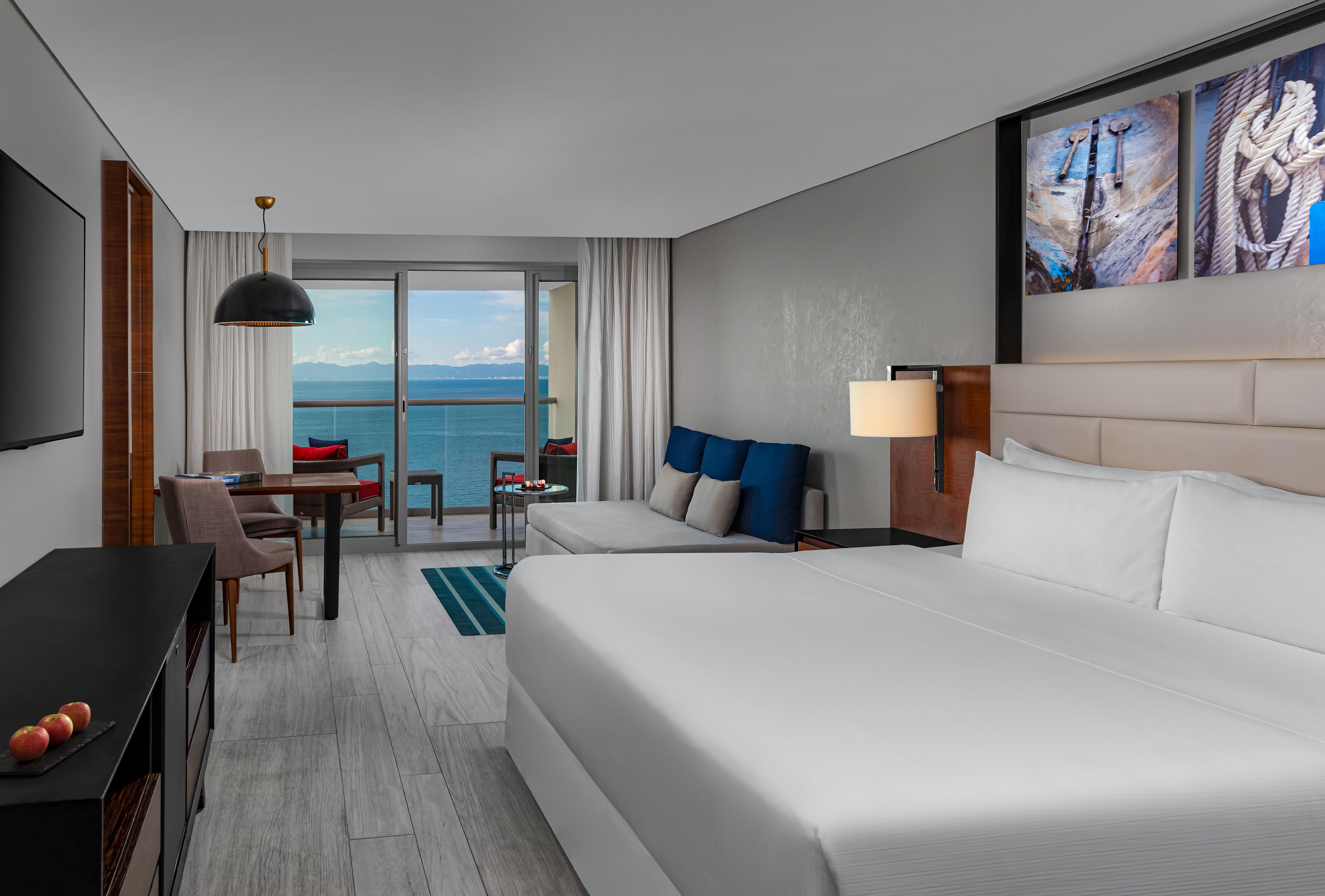 Superior Ocean Front Room - Adults - King Bed