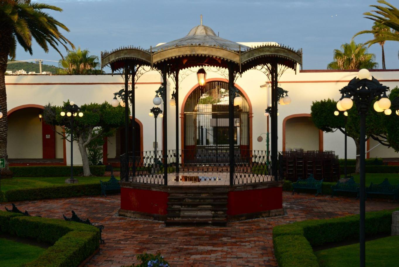 image-housing-carousel