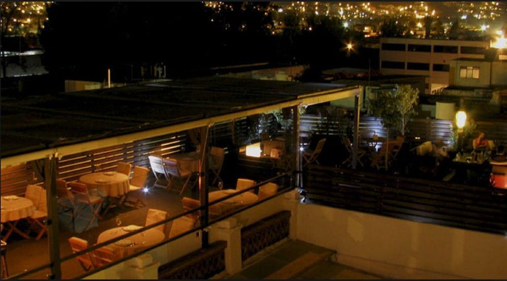 image-housing-carousel