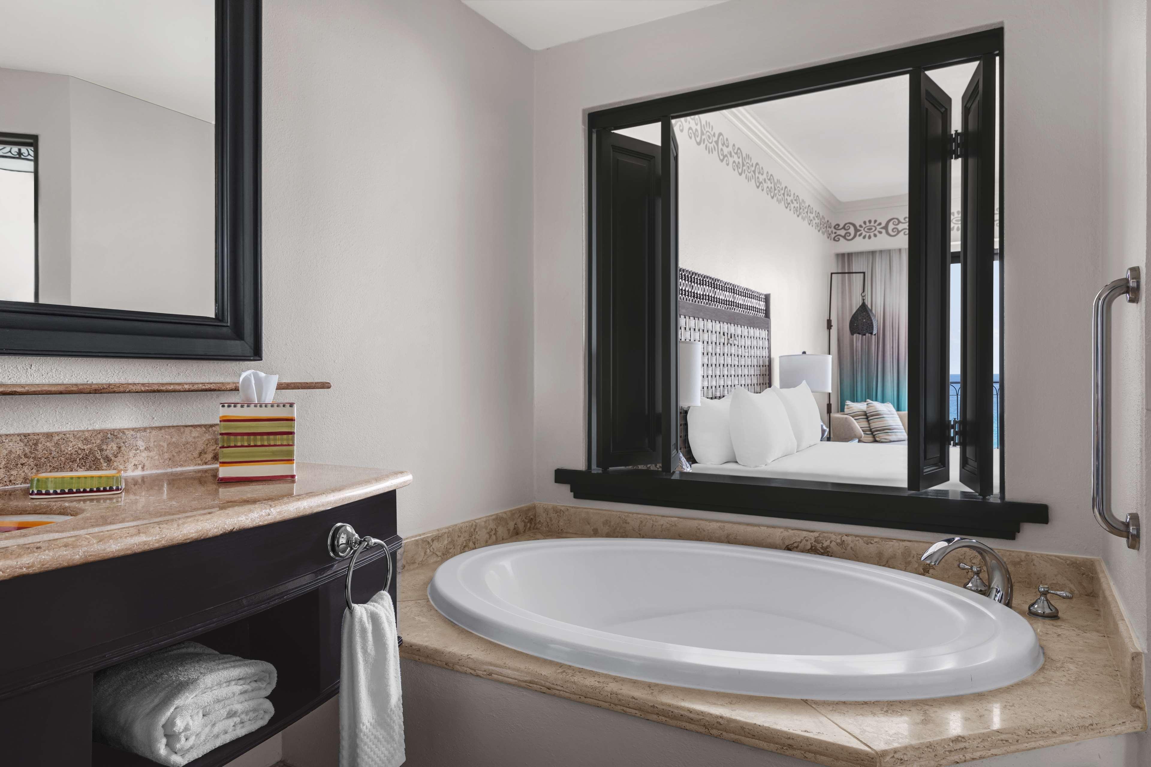 Deluxe 2 Queen Beds Oceanview Balcony