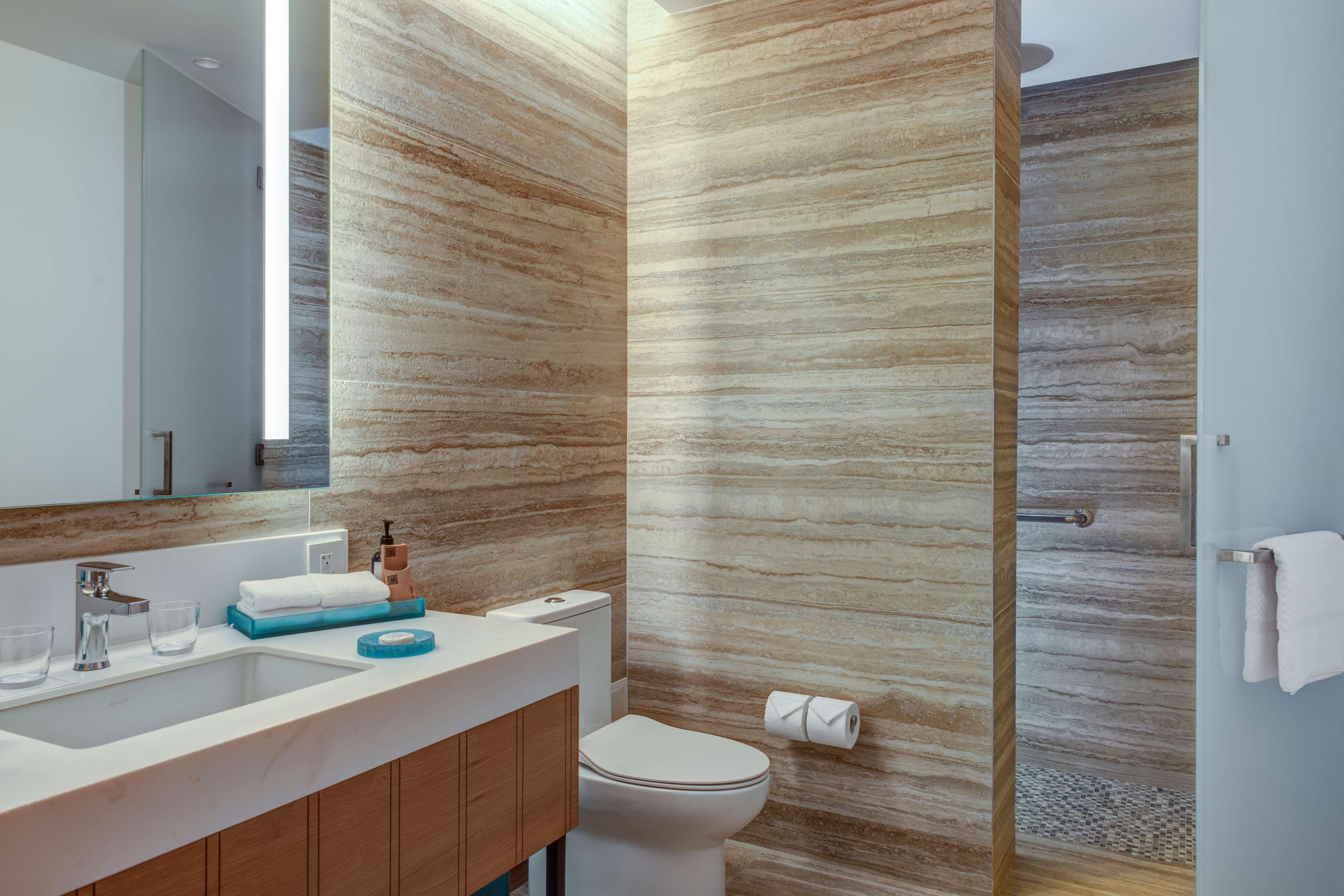 1 King Mobility Access W/ Ri Shwr