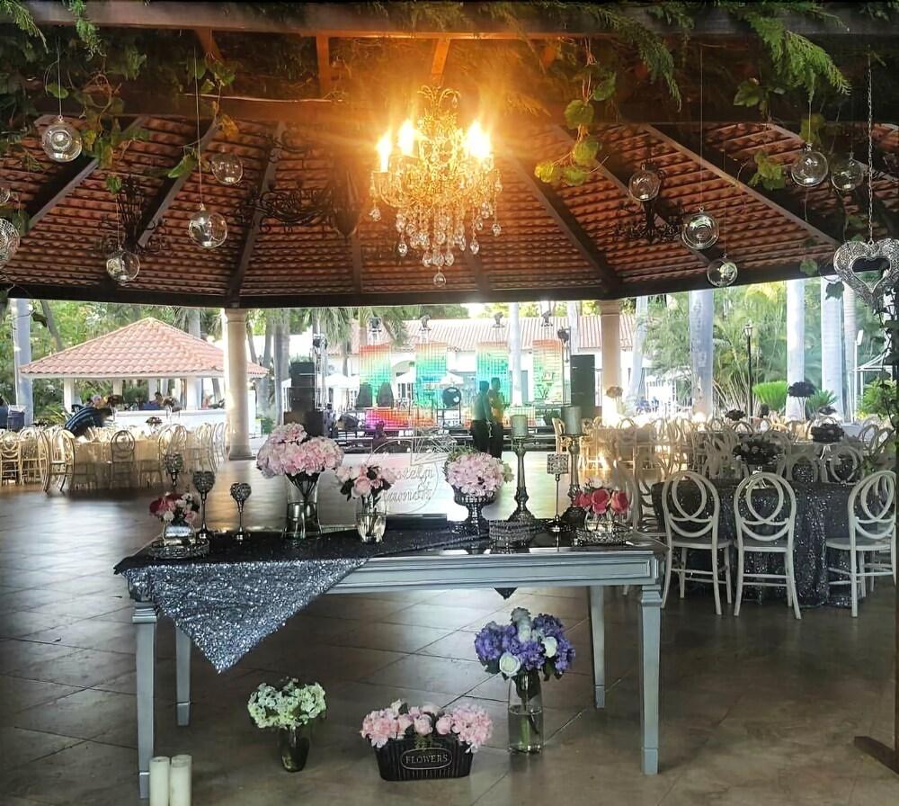 image-housing-carousel