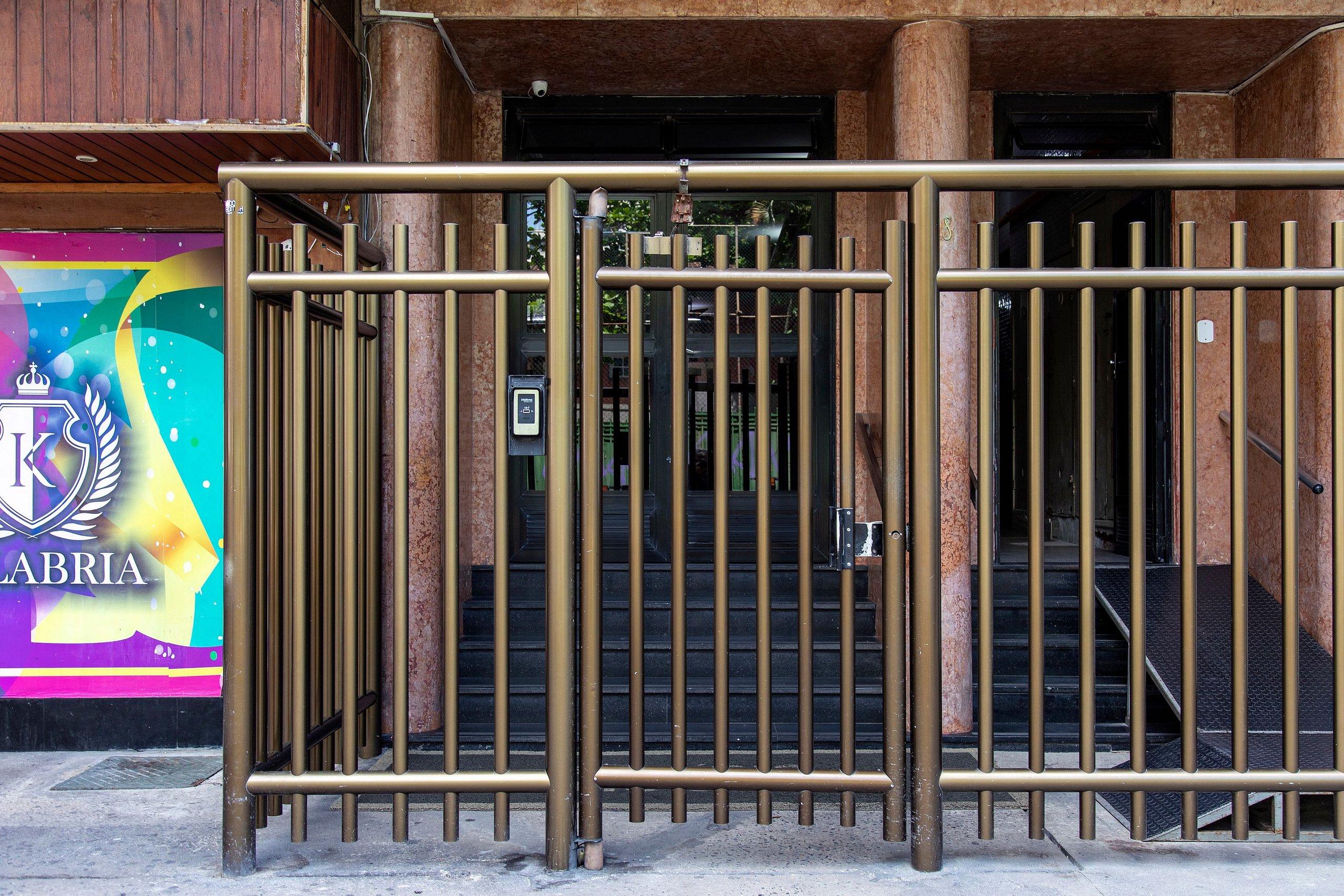 image-housing-carousel