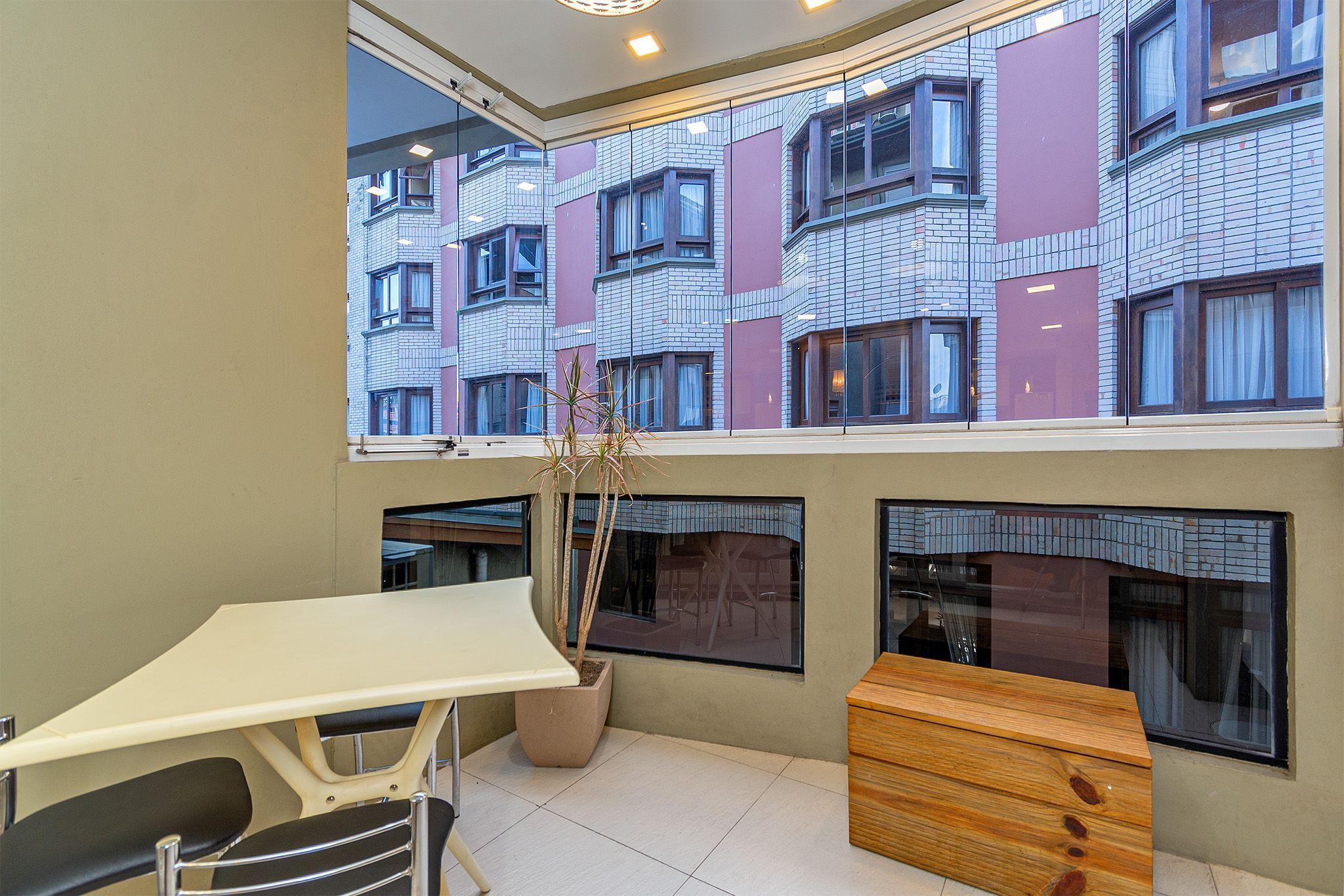 image-housing-carousel