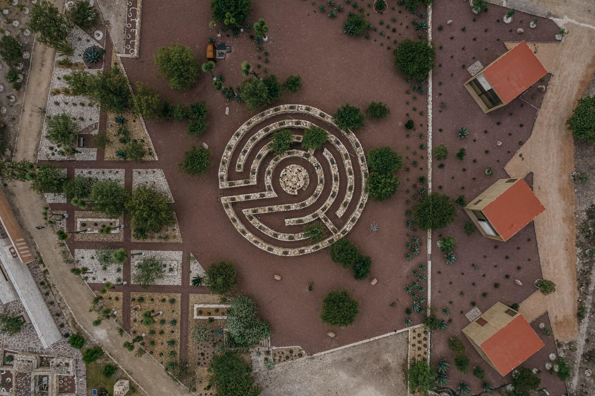 image-housing-carousel