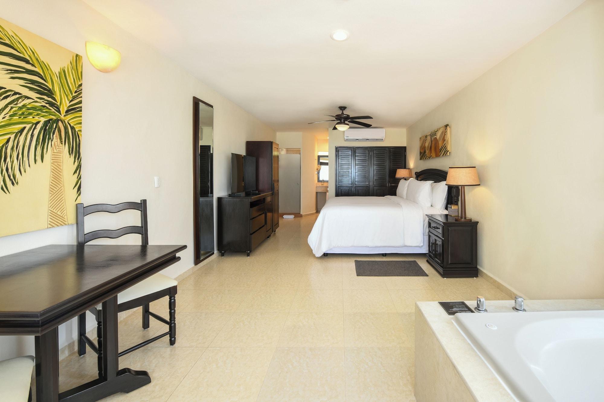 OCEANFRONT SWIM UP JUNIOR SUITE
